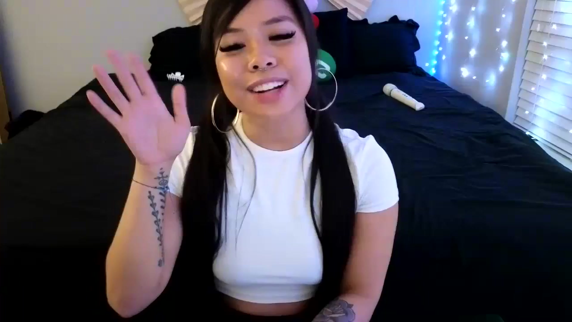 Gallery image thumbnail from dolllface's myfreecams stream on, 12/31/2023, 08:40 image 15 of 20