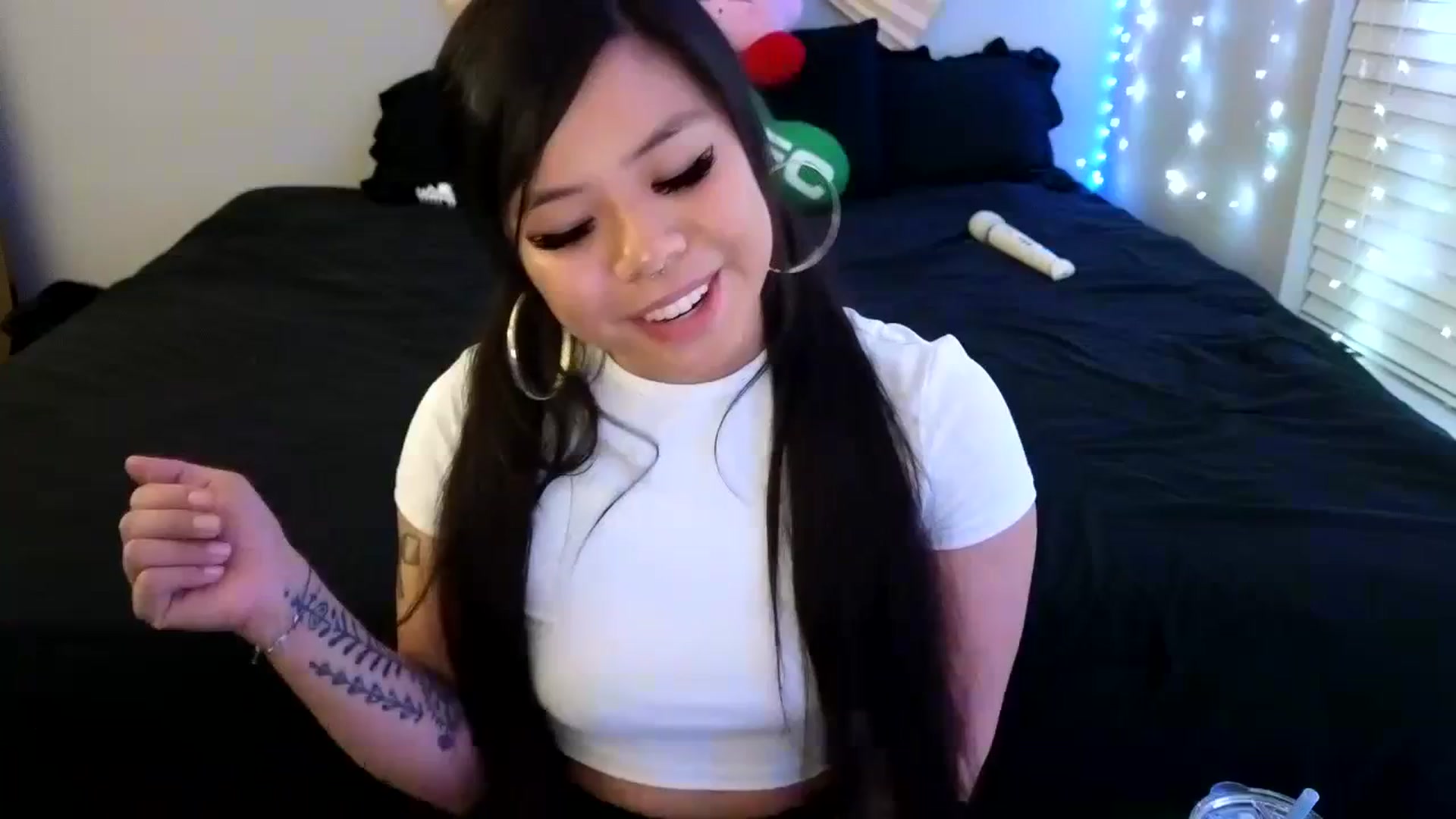 Gallery image thumbnail from dolllface's myfreecams stream on, 12/31/2023, 08:40 image 4 of 20