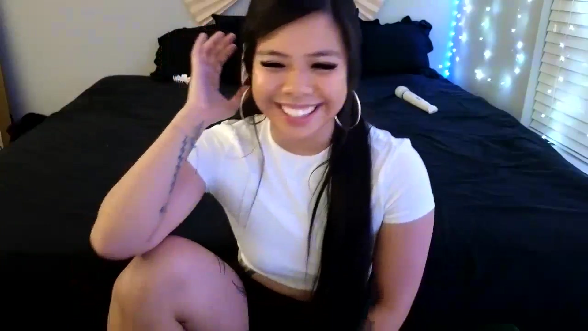 Gallery image thumbnail from dolllface's myfreecams stream on, 12/31/2023, 08:40 image 17 of 20