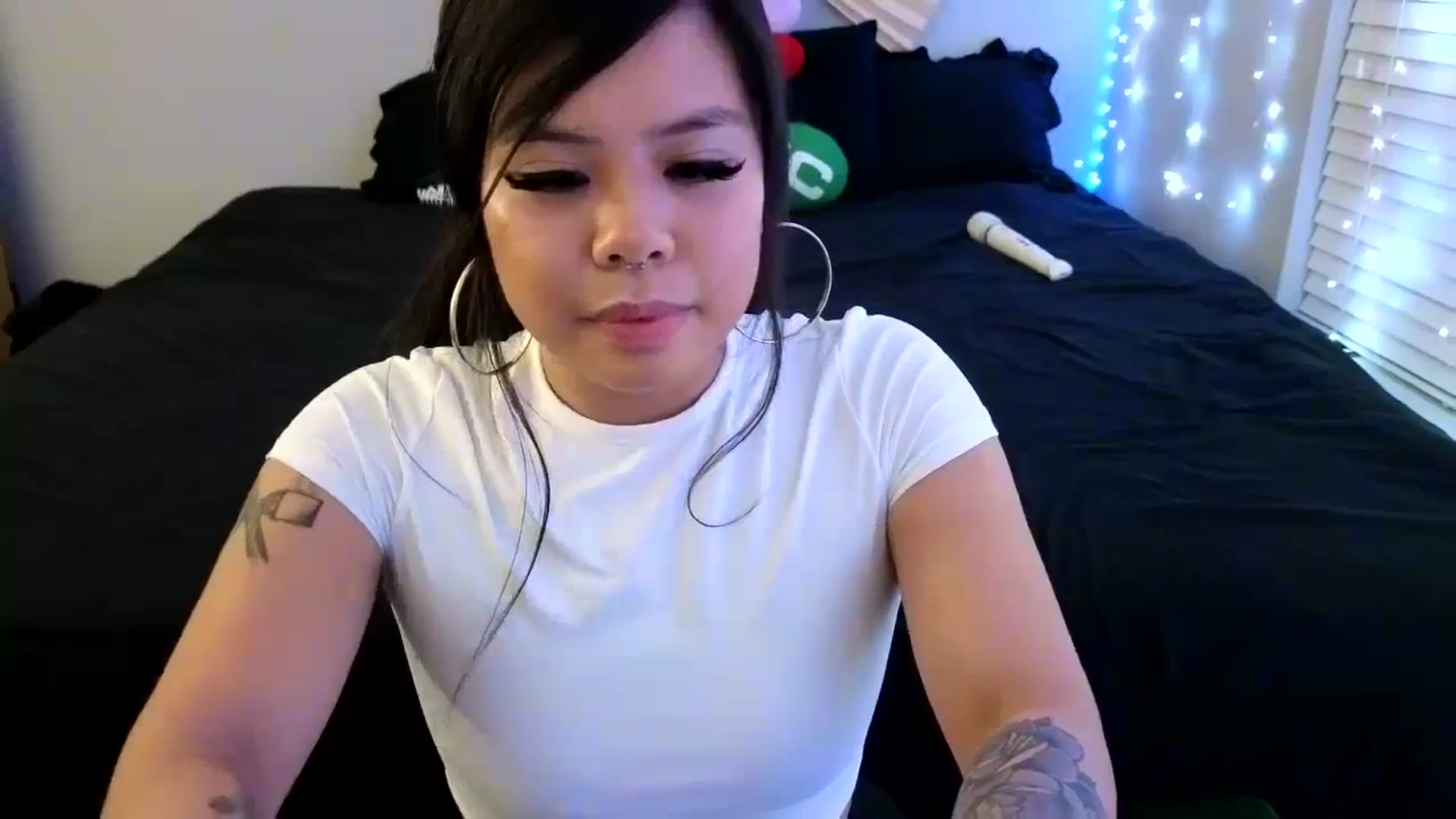 Gallery image thumbnail from dolllface's myfreecams stream on, 12/31/2023, 08:40 image 14 of 20