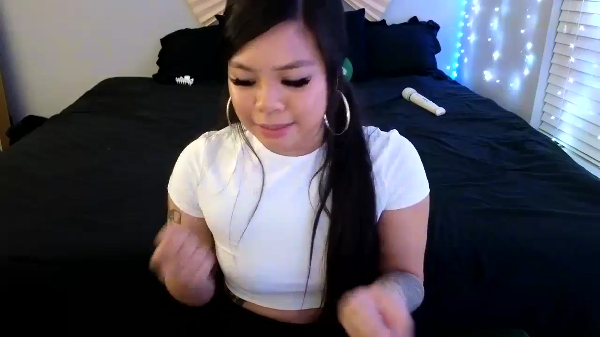 Gallery image thumbnail from dolllface's myfreecams stream on, 12/31/2023, 08:40 image 18 of 20