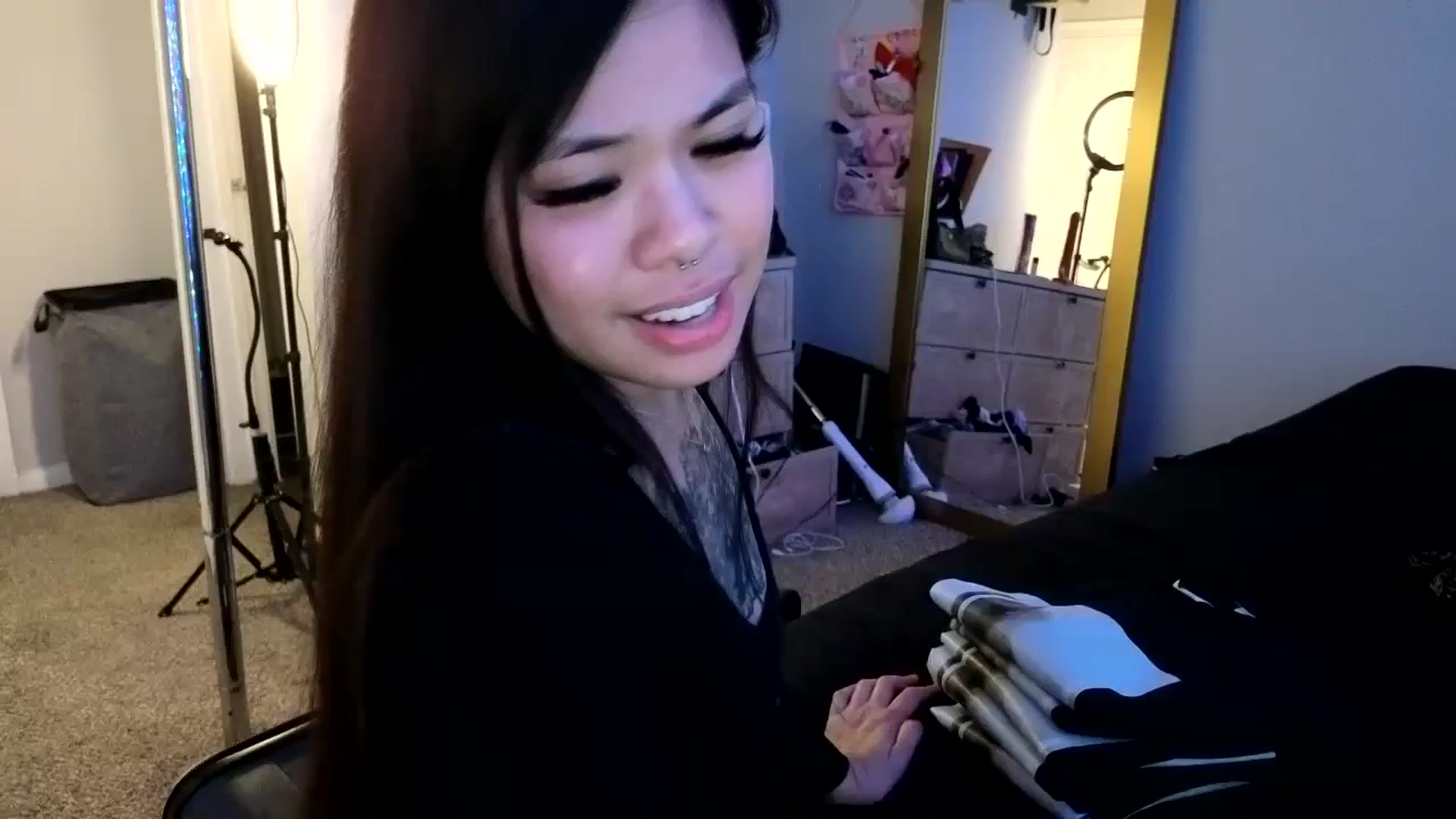 Gallery image thumbnail from dolllface's myfreecams stream on, 04/10/2024, 09:57 image 1 of 20