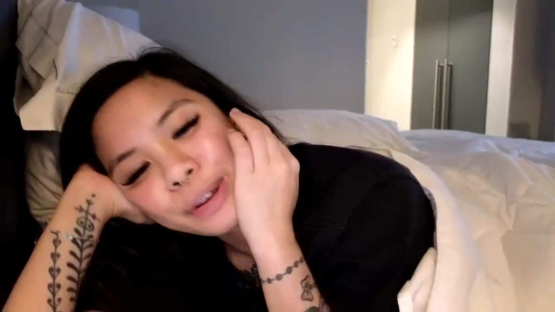 Gallery image thumbnail from dolllface's myfreecams stream on, 04/14/2024, 11:11 image 5 of 20