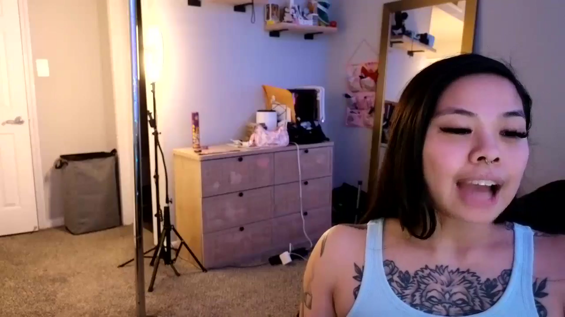 Gallery image thumbnail from dolllface's myfreecams stream on, 04/16/2024, 11:35 image 19 of 20
