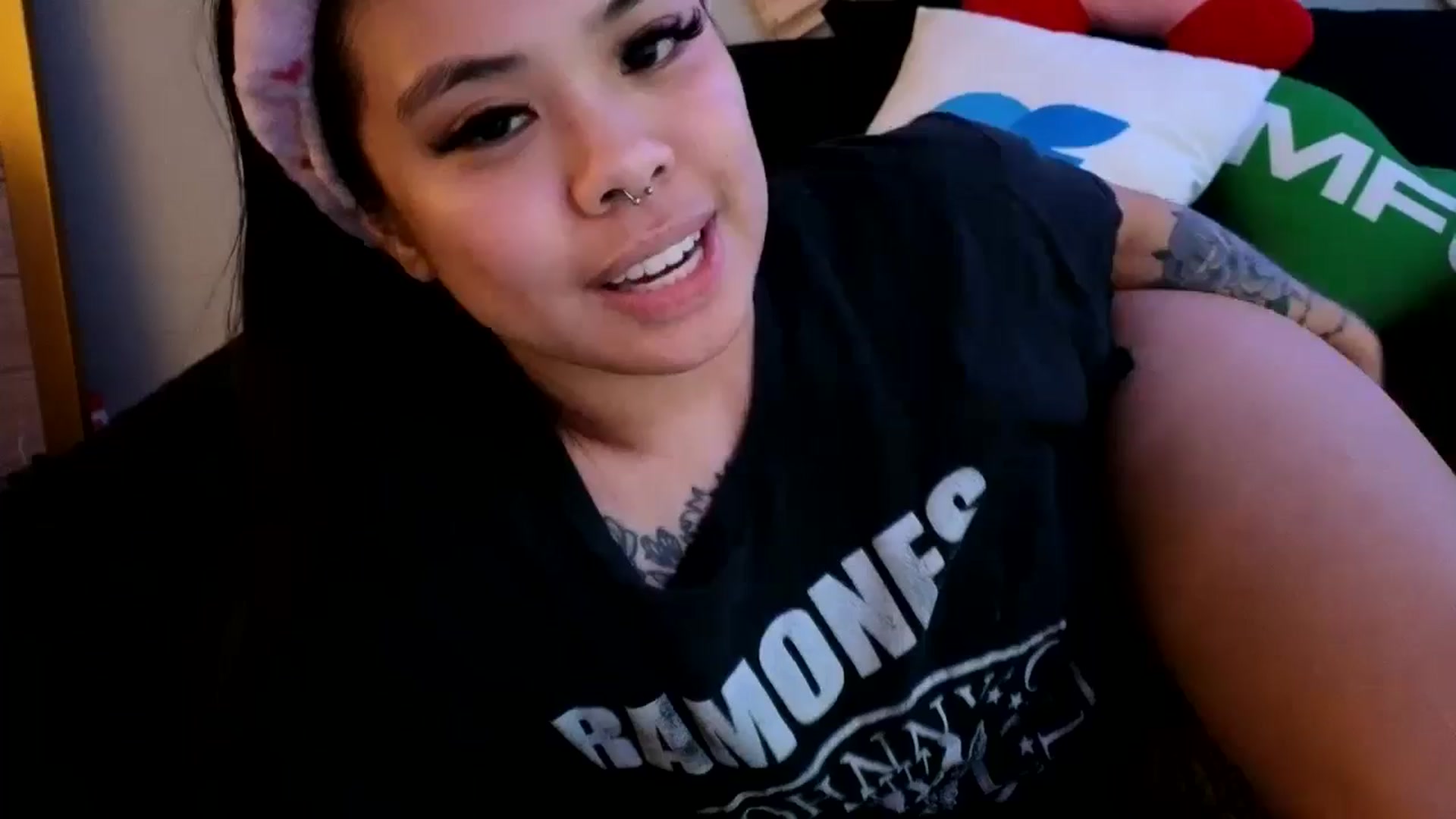 Gallery image thumbnail from dolllface's myfreecams stream on, 04/17/2024, 11:06 image 20 of 20