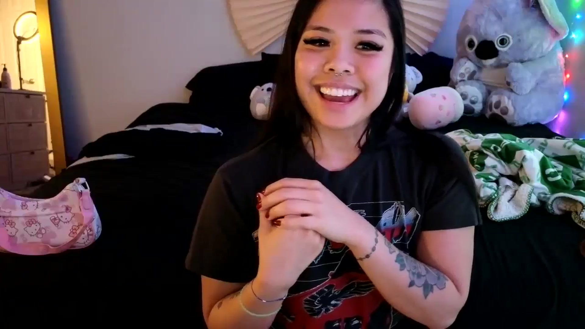 Gallery image thumbnail from dolllface's myfreecams stream on, 05/16/2024, 10:23 image 15 of 20