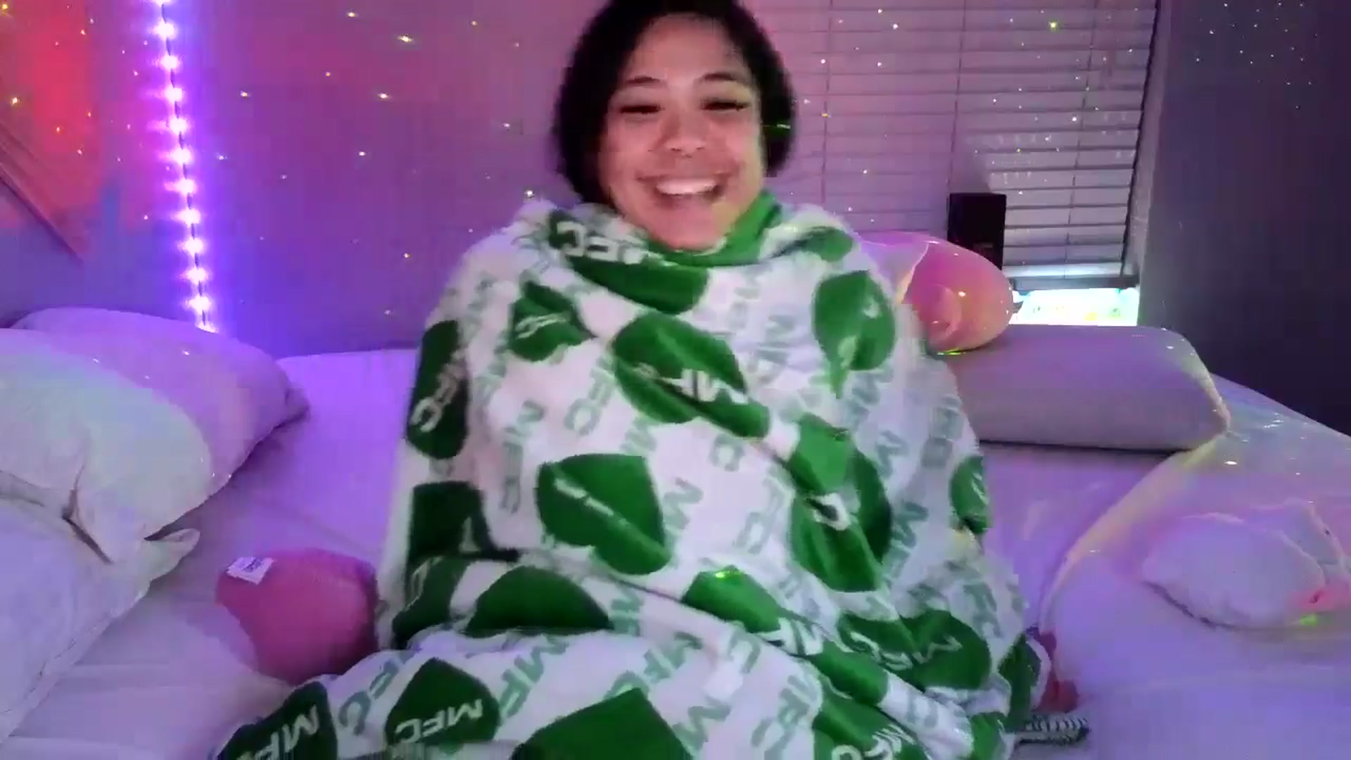 Gallery image thumbnail from dolllface's myfreecams stream on, 09/16/2024, 09:32 image 16 of 20