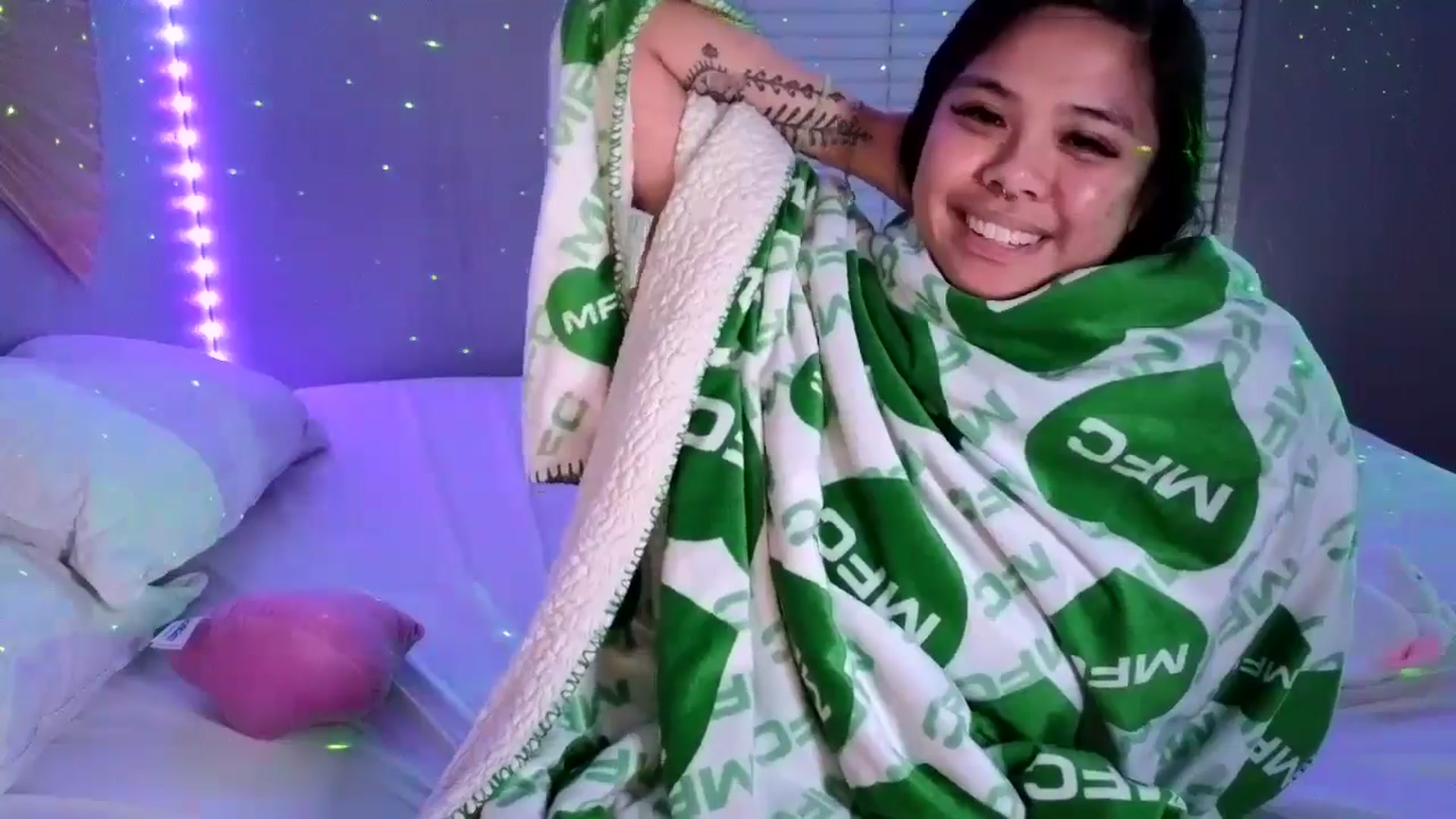 Gallery image thumbnail from dolllface's myfreecams stream on, 09/16/2024, 09:32 image 15 of 20