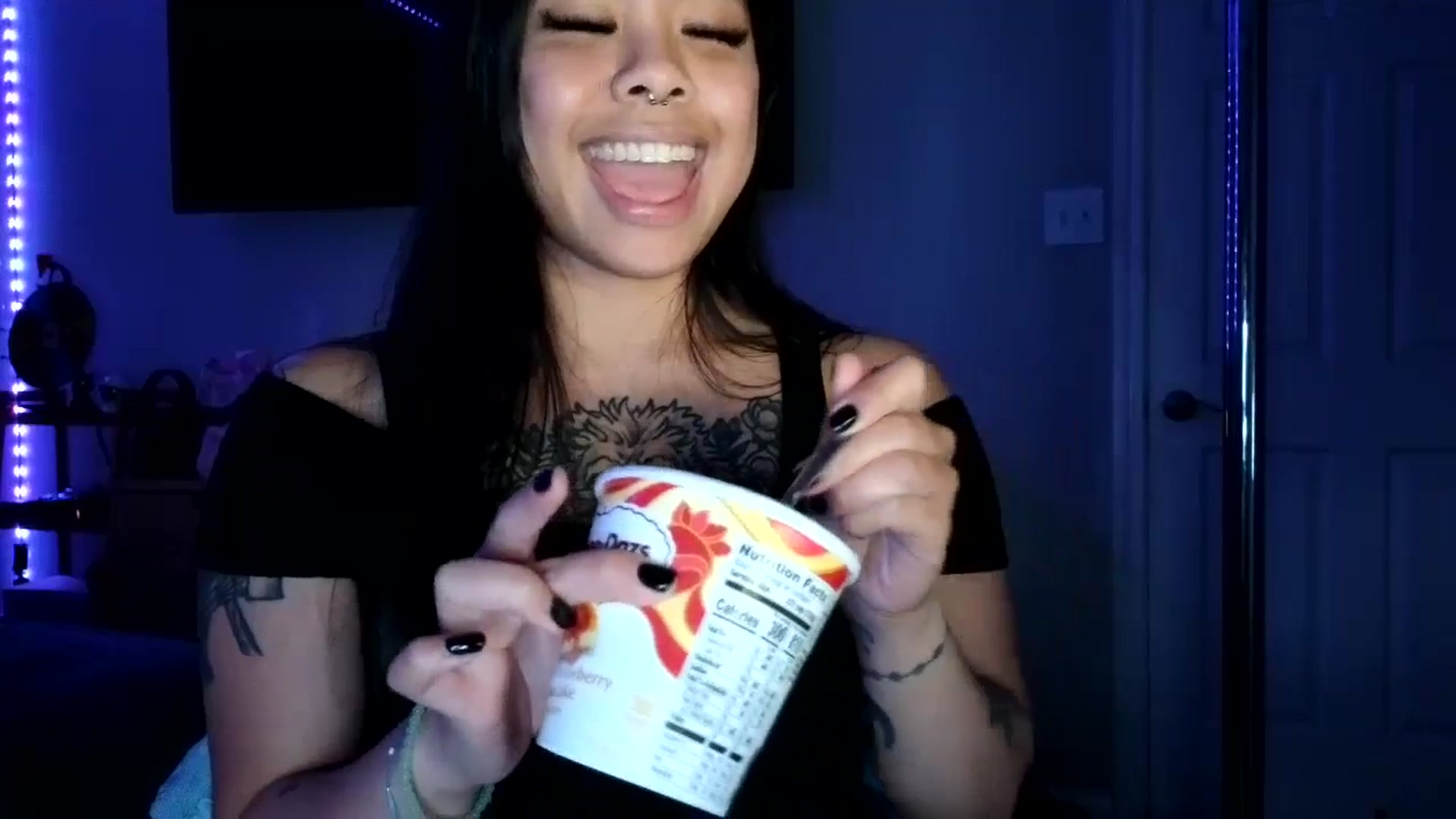 Gallery image thumbnail from dolllface's myfreecams stream on, 10/23/2024, 08:25 image 17 of 20