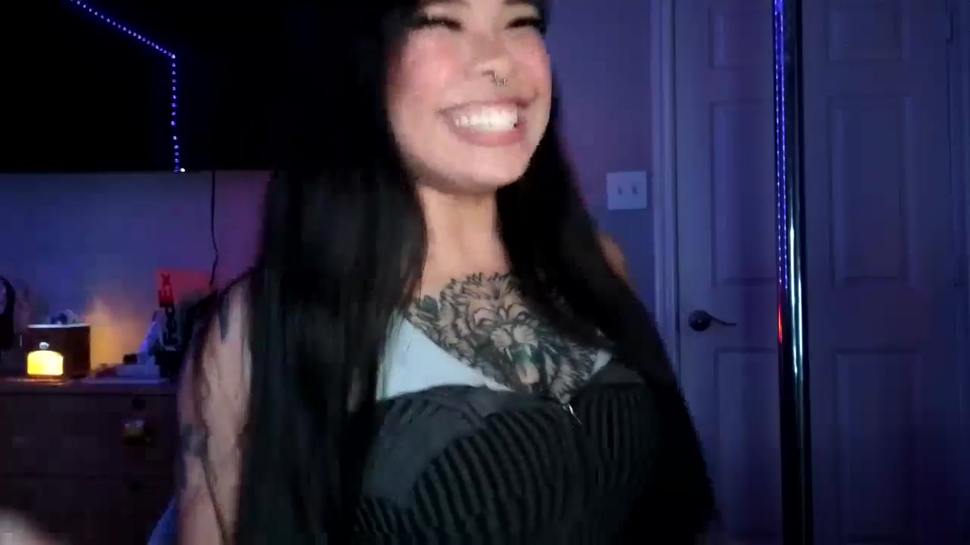 Gallery image thumbnail from dolllface's myfreecams stream on, 11/04/2024, 09:18 image 6 of 20