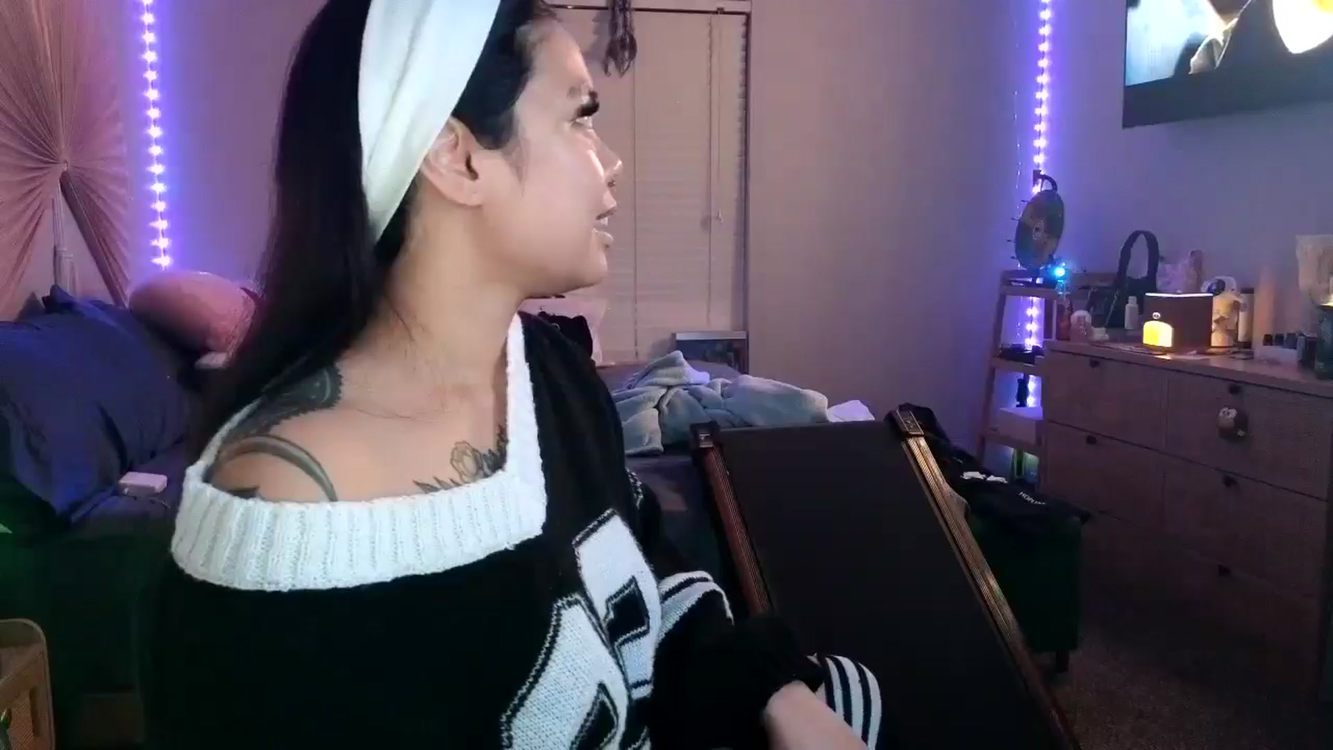Gallery image thumbnail from dolllface's myfreecams stream on, 01/18/2025, 10:59 image 13 of 20