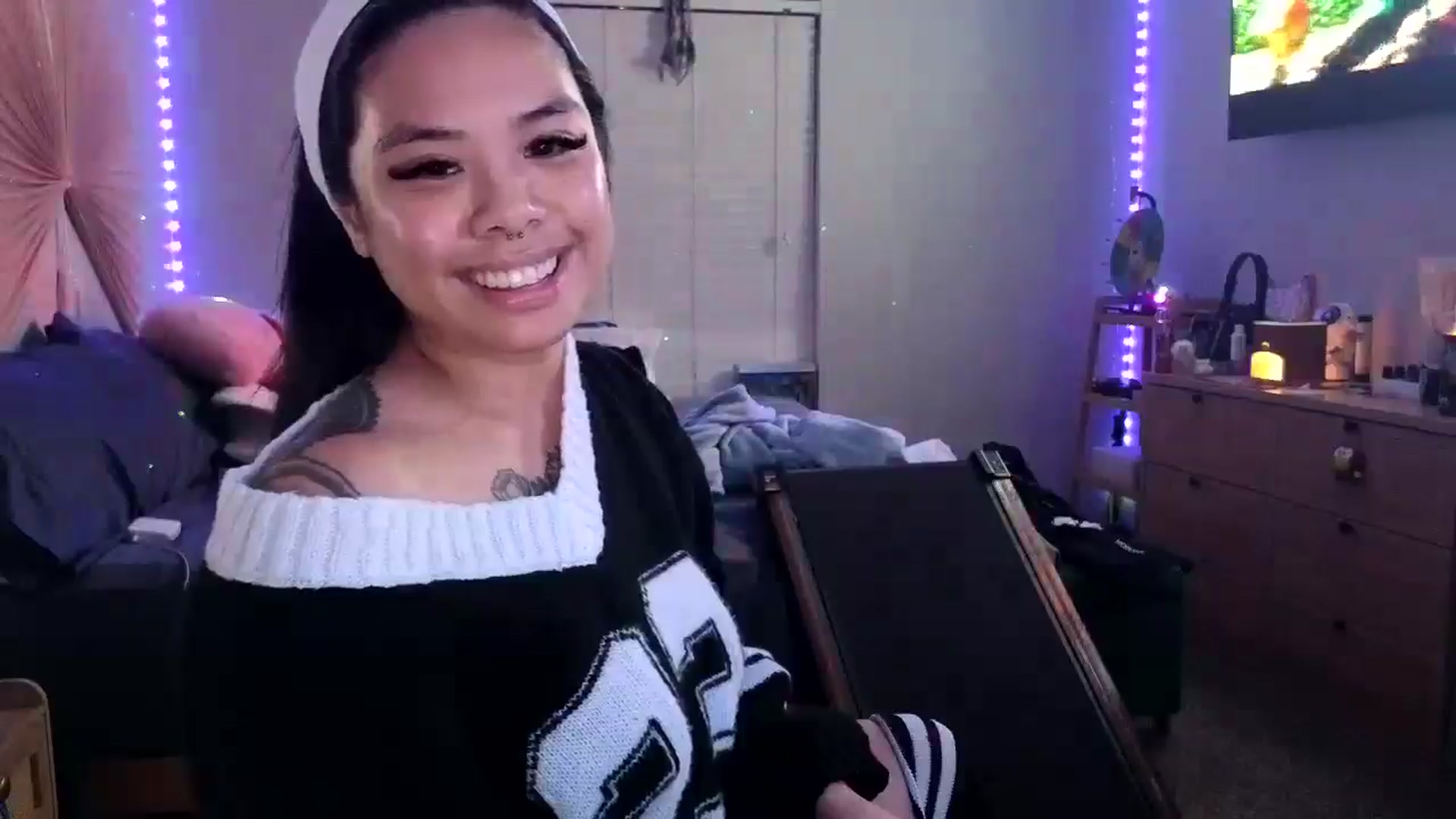 Gallery image thumbnail from dolllface's myfreecams stream on, 01/18/2025, 10:59 image 12 of 20