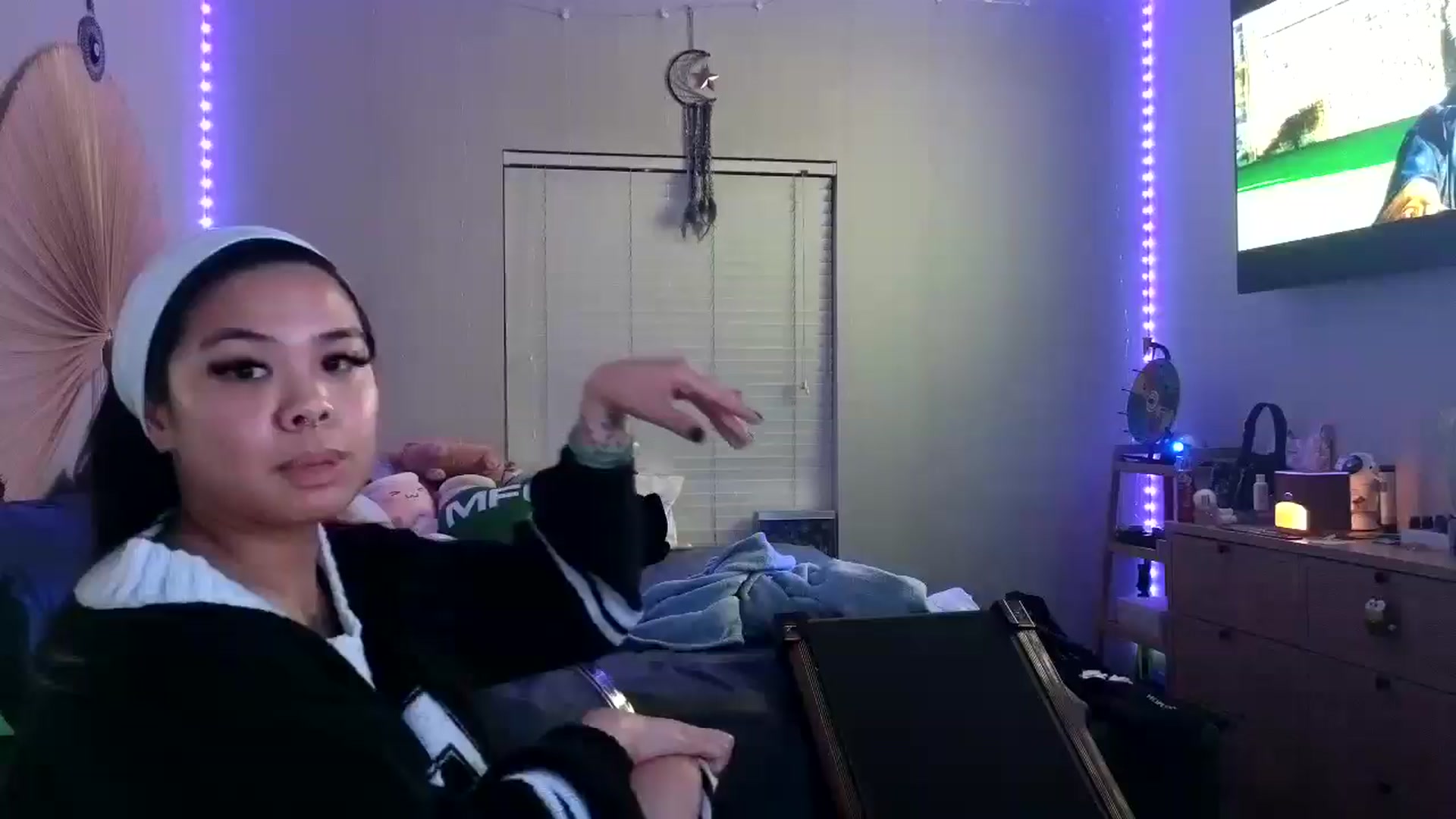 Gallery image thumbnail from dolllface's myfreecams stream on, 01/18/2025, 10:59 image 5 of 20