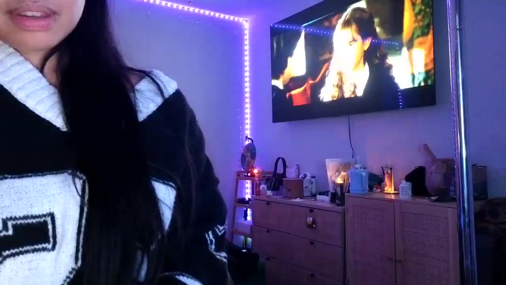 Gallery image thumbnail from dolllface's myfreecams stream on, 01/18/2025, 12:47 image 18 of 20