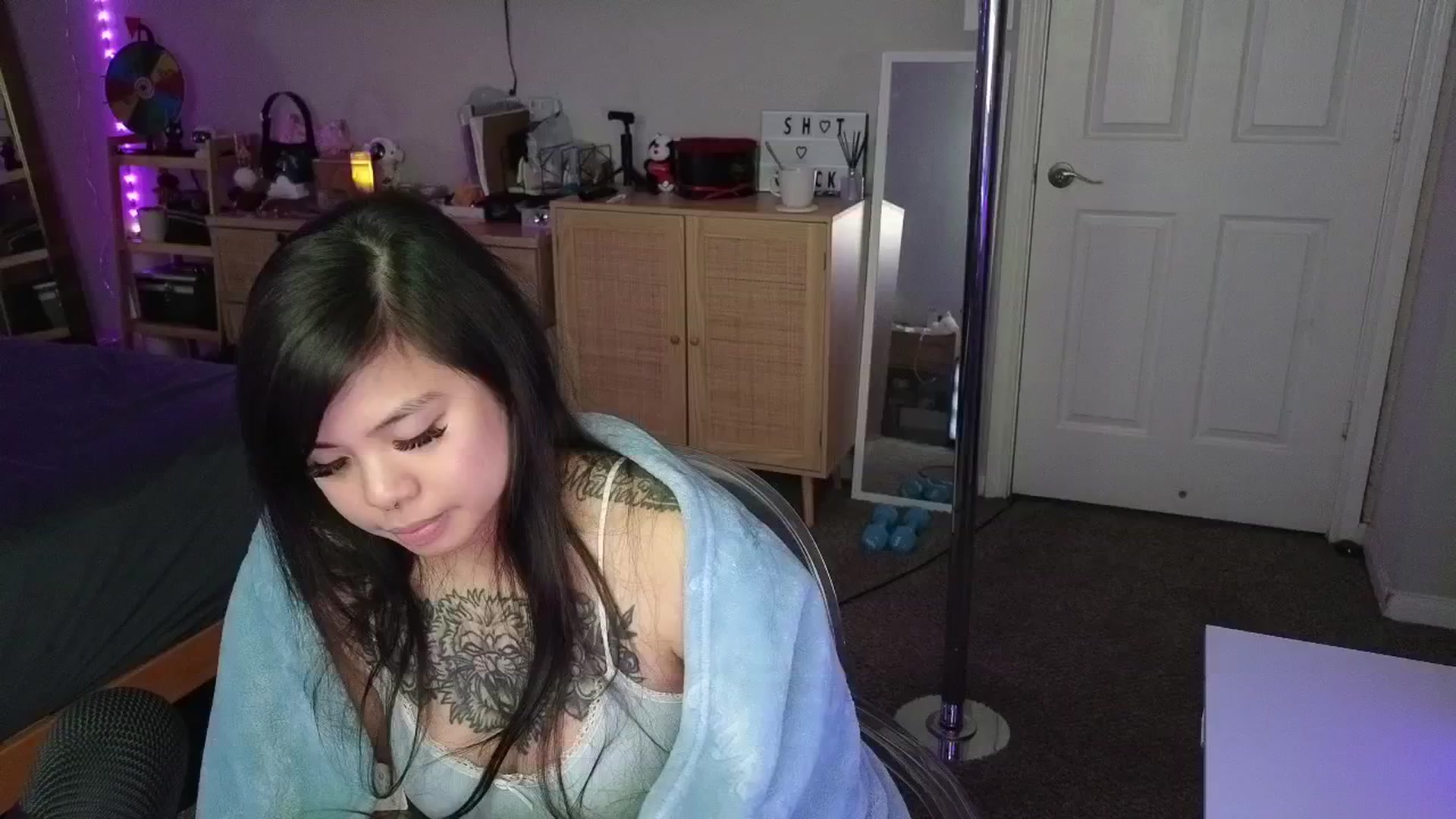 Gallery image thumbnail from dolllface's myfreecams stream on, 03/12/2025, 08:48 image 16 of 20