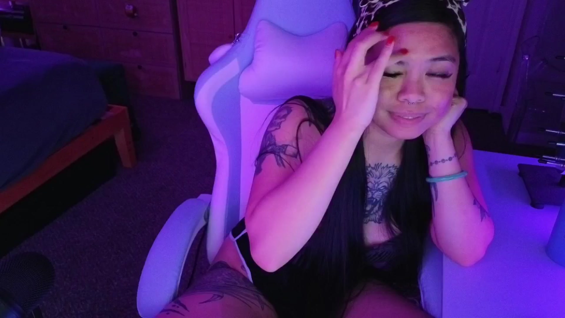 Gallery image thumbnail from dolllface's myfreecams stream on, 04/18/2025, 12:25 image 10 of 20