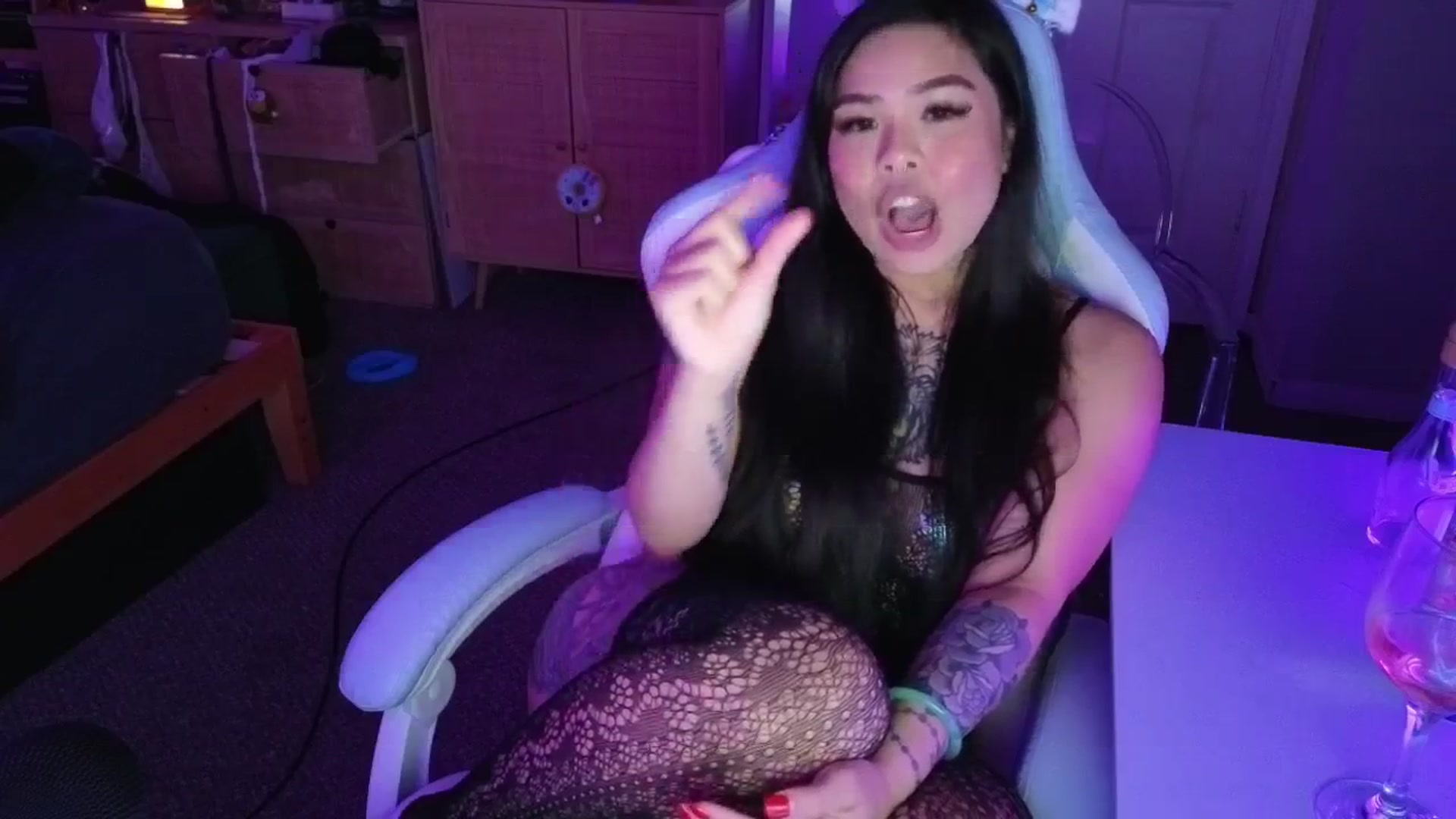 Gallery image thumbnail from dolllface's myfreecams stream on, 04/22/2025, 10:54 image 18 of 20