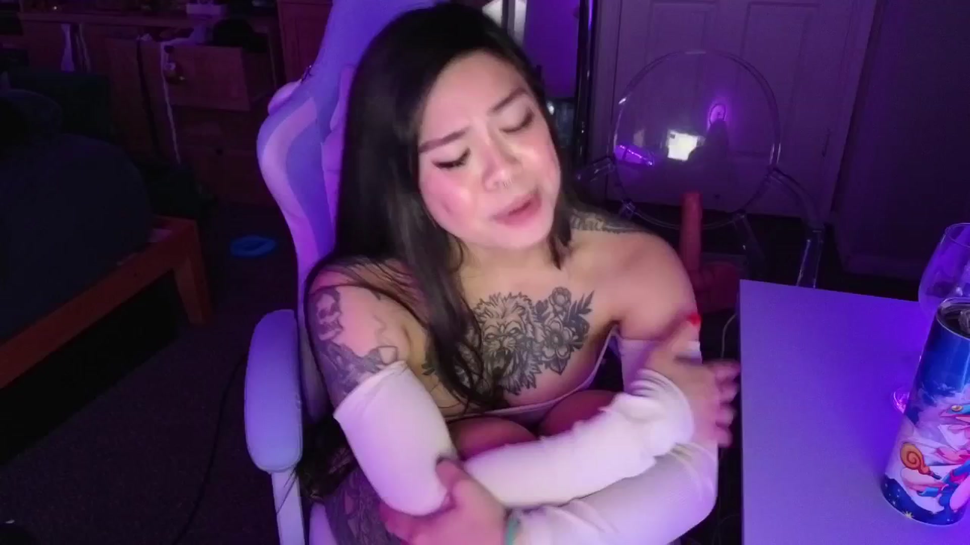 Gallery image thumbnail from dolllface's myfreecams stream on, 04/22/2025, 11:57 image 16 of 20