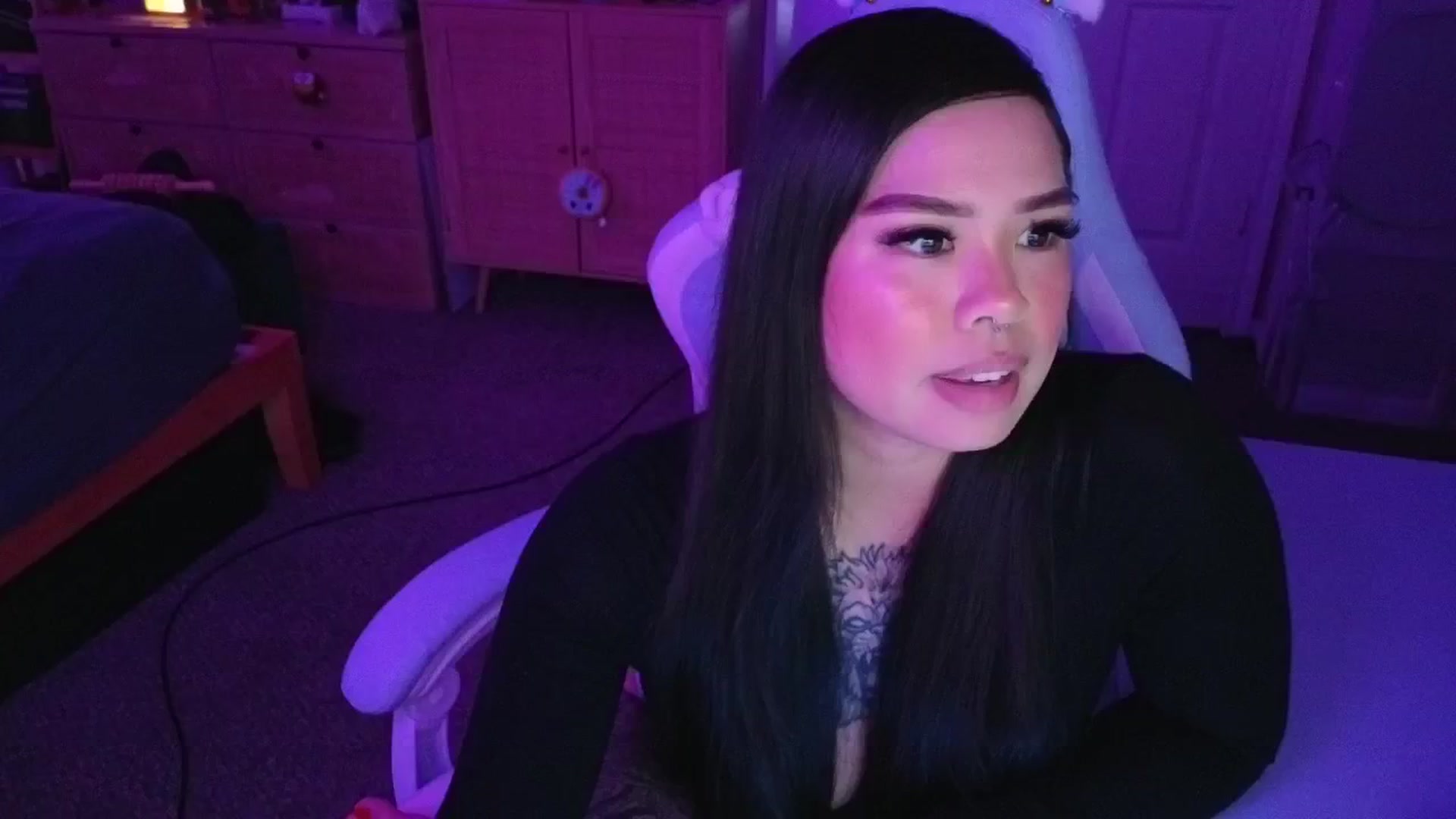 Gallery image thumbnail from dolllface's myfreecams stream on, 04/24/2025, 07:19 image 11 of 20