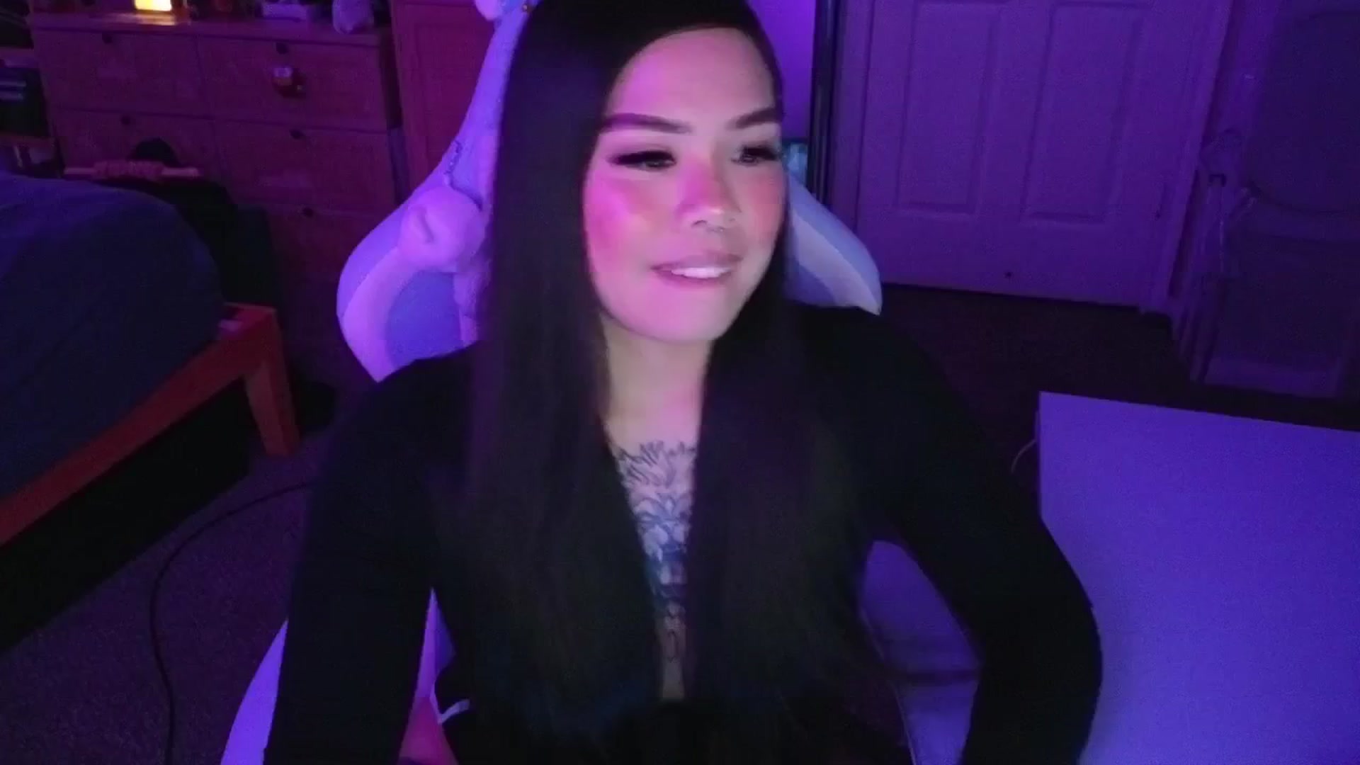 Gallery image thumbnail from dolllface's myfreecams stream on, 04/24/2025, 07:19 image 18 of 20