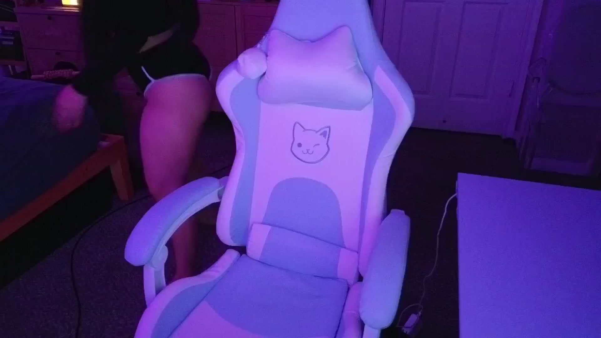Gallery image thumbnail from dolllface's myfreecams stream on, 04/24/2025, 07:19 image 9 of 20