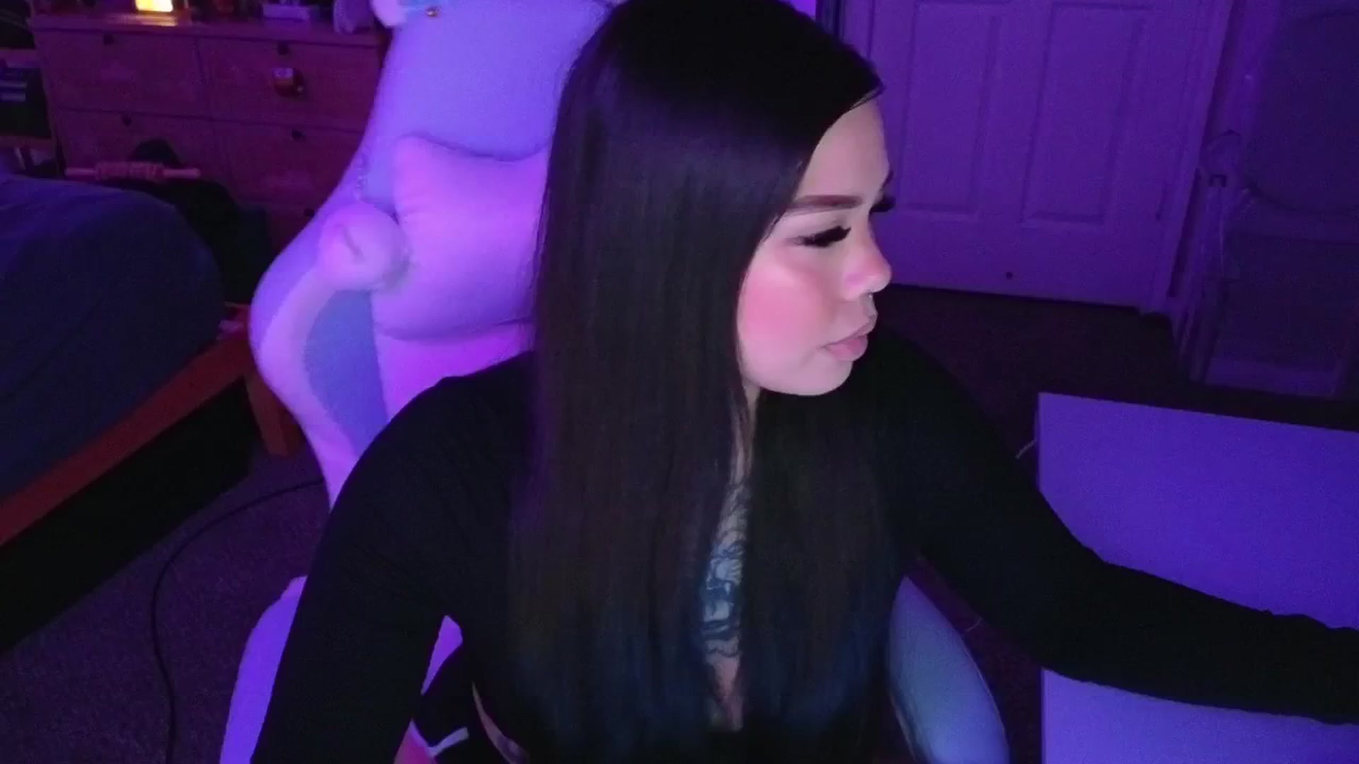 Gallery image thumbnail from dolllface's myfreecams stream on, 04/24/2025, 07:19 image 16 of 20