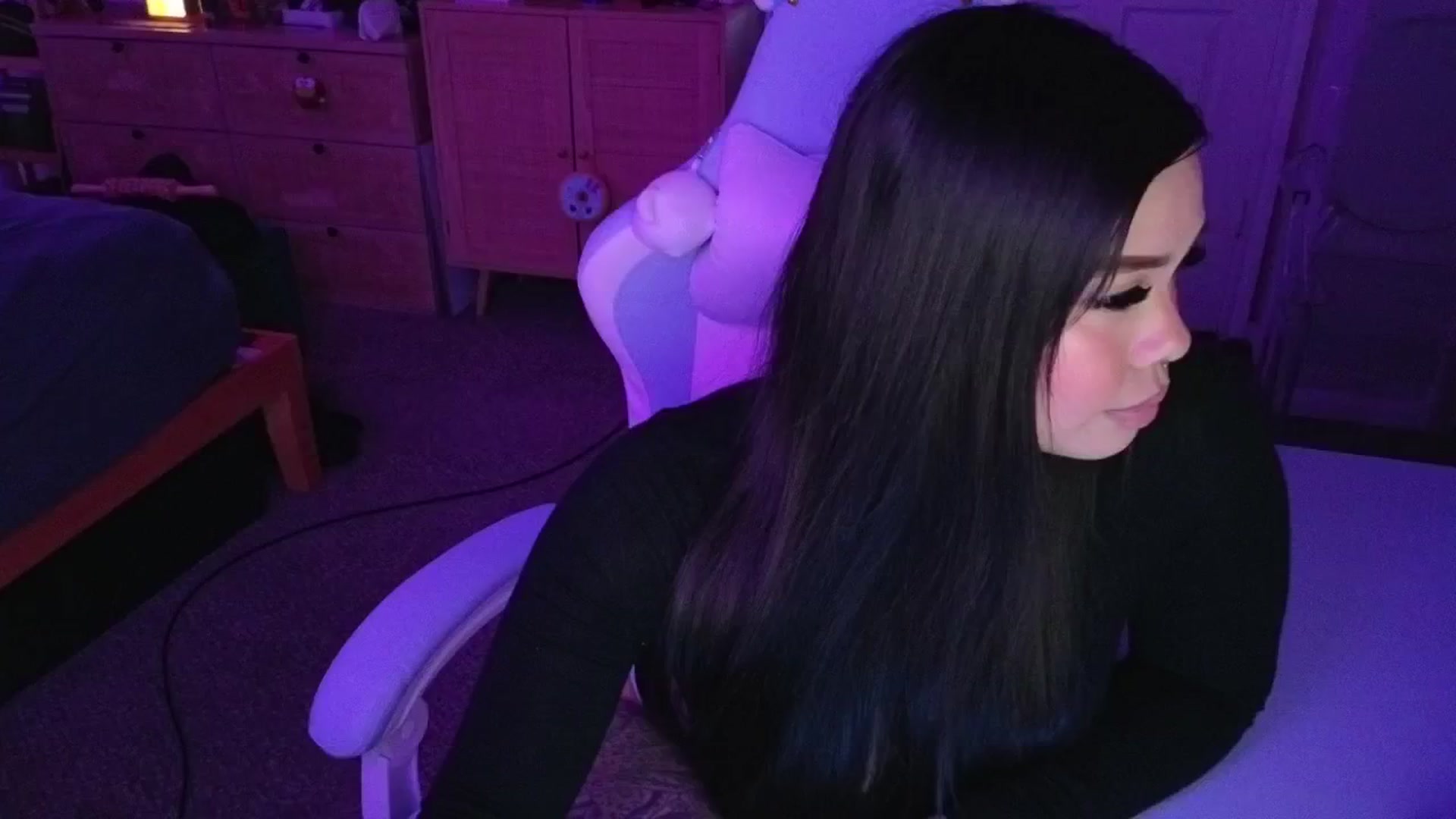 Gallery image thumbnail from dolllface's myfreecams stream on, 04/24/2025, 07:19 image 10 of 20