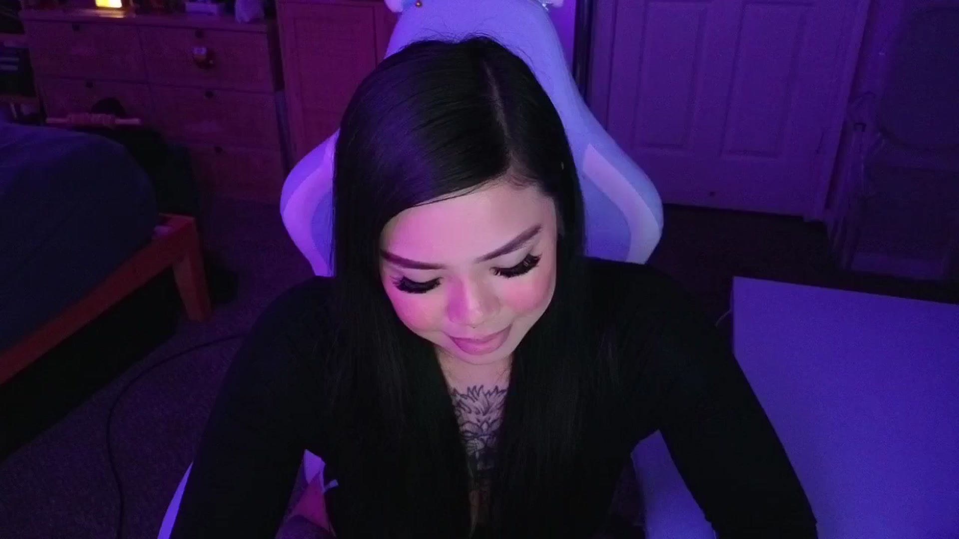 Gallery image thumbnail from dolllface's myfreecams stream on, 04/24/2025, 07:19 image 20 of 20