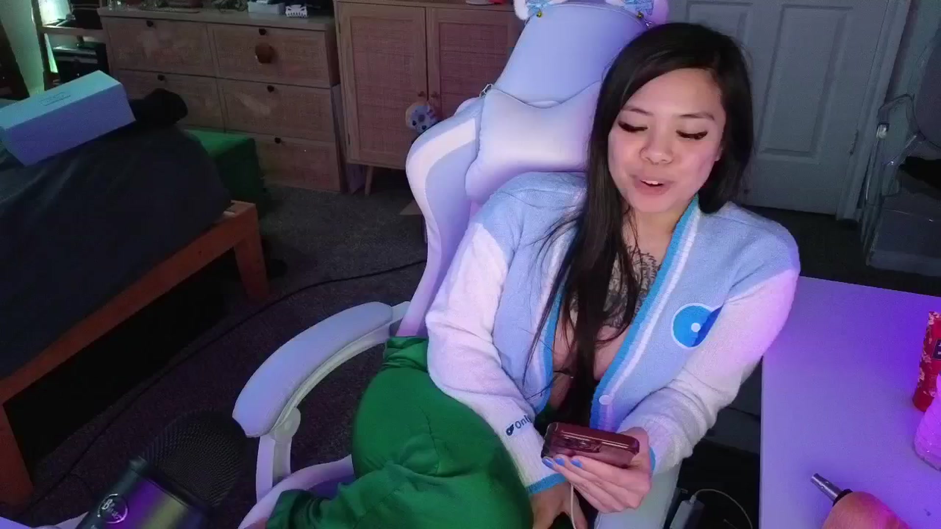 Gallery image thumbnail from dolllface's myfreecams stream on, 05/13/2025, 11:06 image 4 of 20