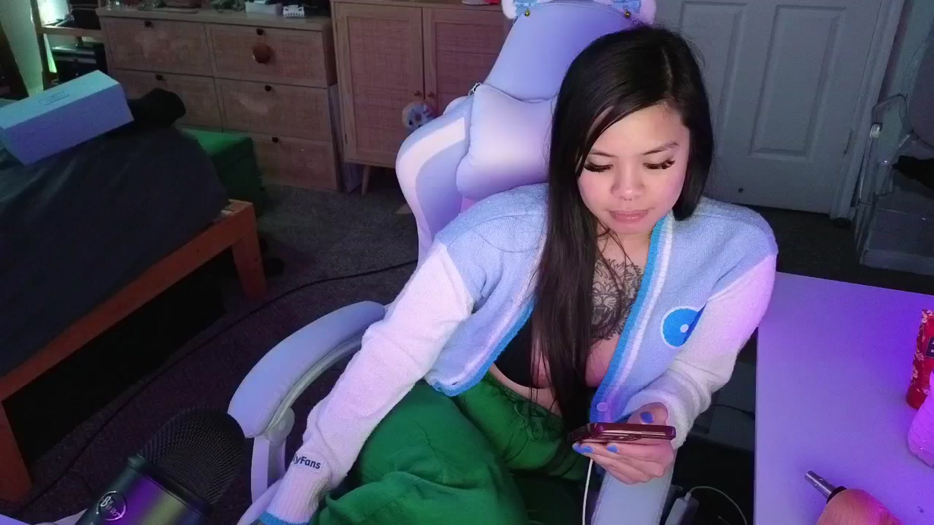 Gallery image thumbnail from dolllface's myfreecams stream on, 05/13/2025, 11:06 image 9 of 20