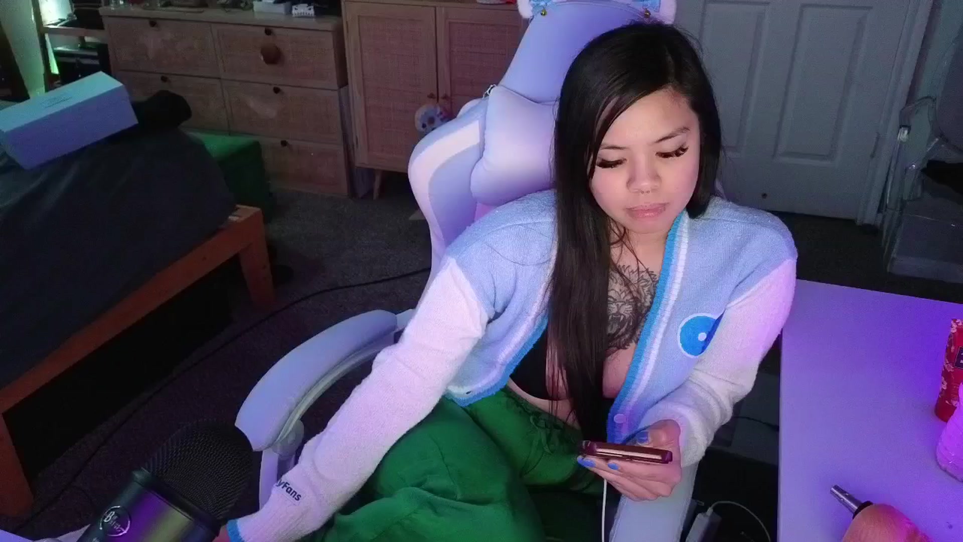 Gallery image thumbnail from dolllface's myfreecams stream on, 05/13/2025, 11:06 image 10 of 20