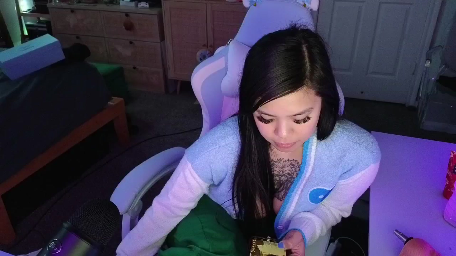 Gallery image thumbnail from dolllface's myfreecams stream on, 05/13/2025, 11:06 image 14 of 20