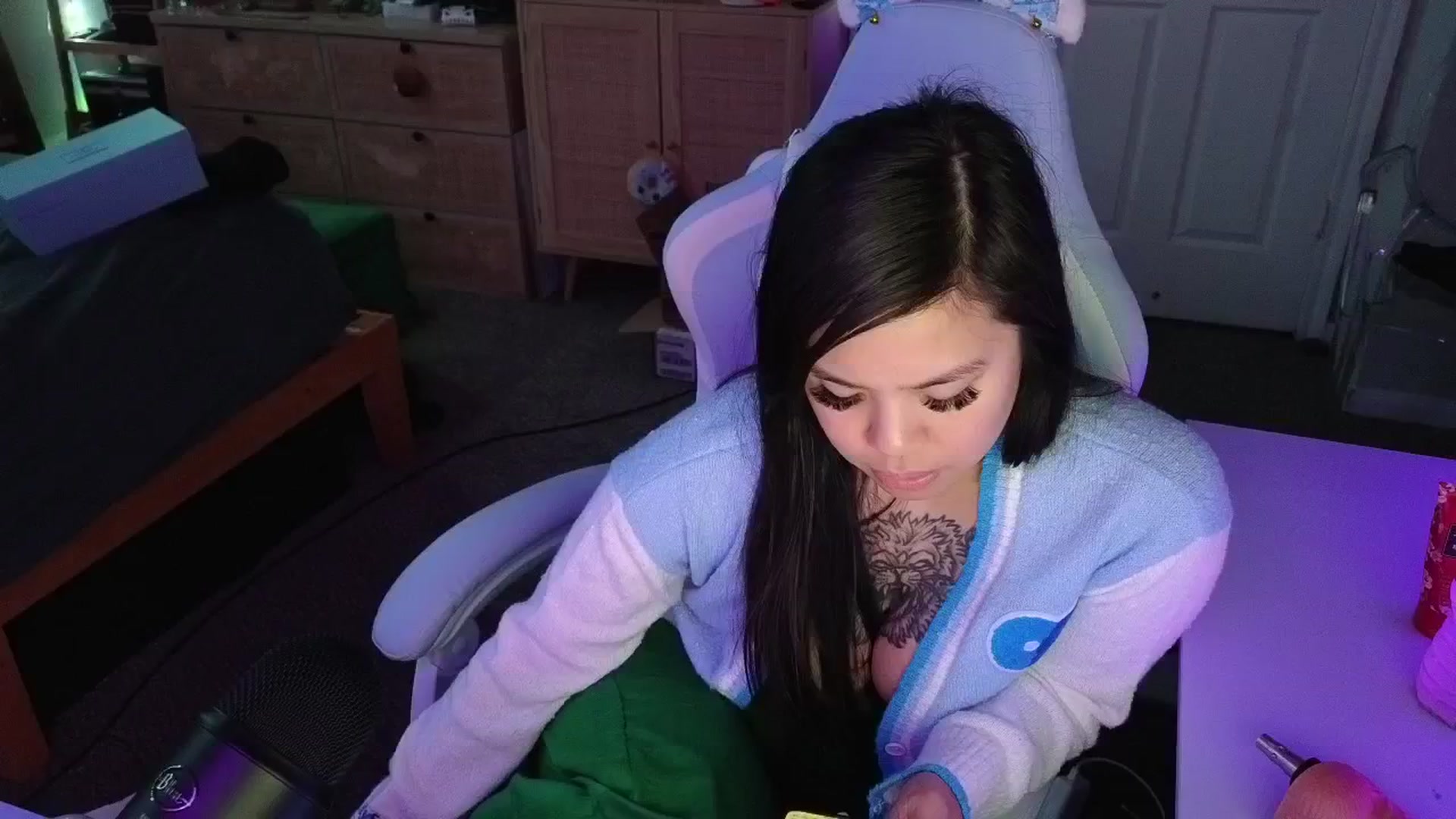 Gallery image thumbnail from dolllface's myfreecams stream on, 05/13/2025, 11:06 image 16 of 20