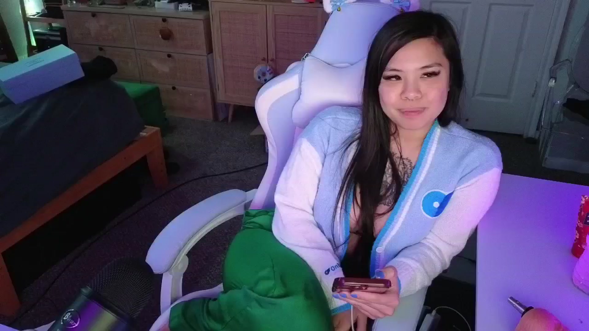Gallery image thumbnail from dolllface's myfreecams stream on, 05/13/2025, 11:06 image 2 of 20