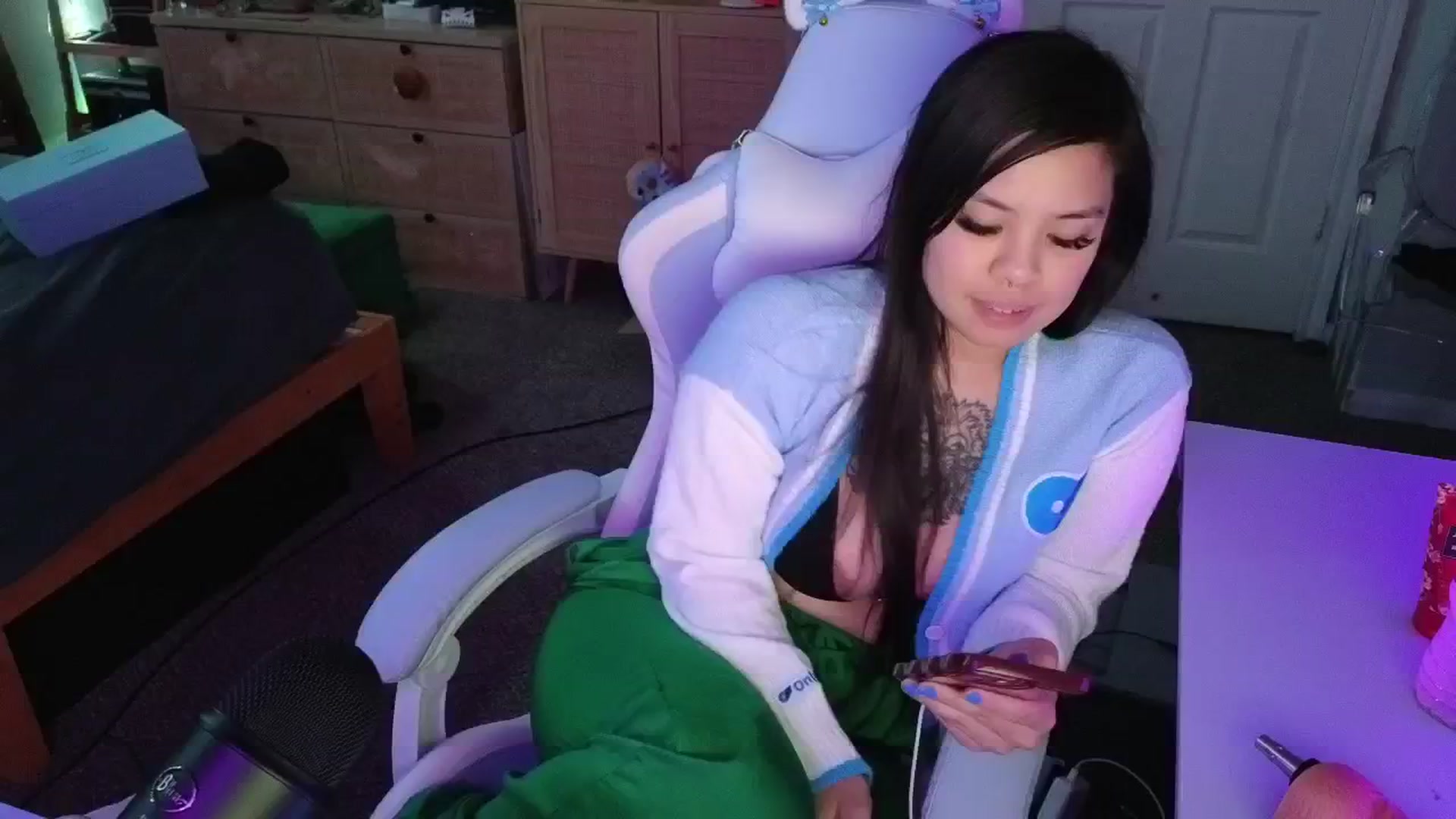 Gallery image thumbnail from dolllface's myfreecams stream on, 05/13/2025, 11:06 image 8 of 20