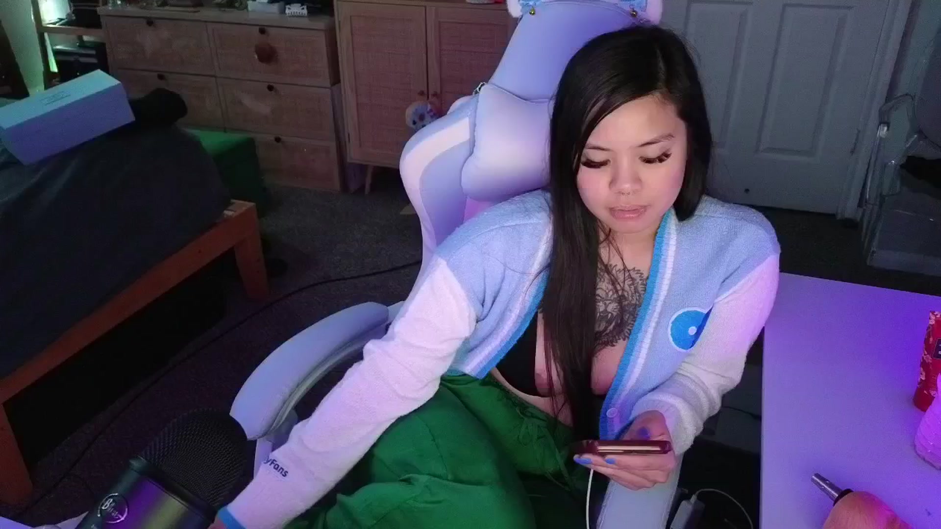 Gallery image thumbnail from dolllface's myfreecams stream on, 05/13/2025, 11:06 image 11 of 20