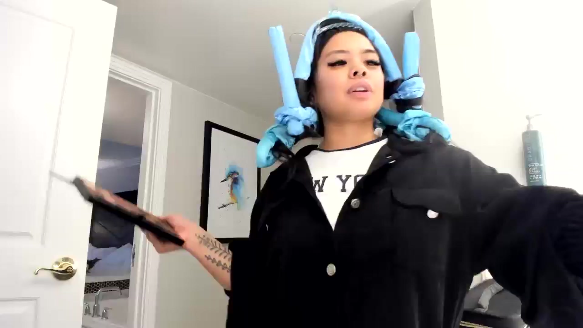 Gallery image thumbnail from dolllface's myfreecams stream on, 05/19/2025, 24:29 image 2 of 20