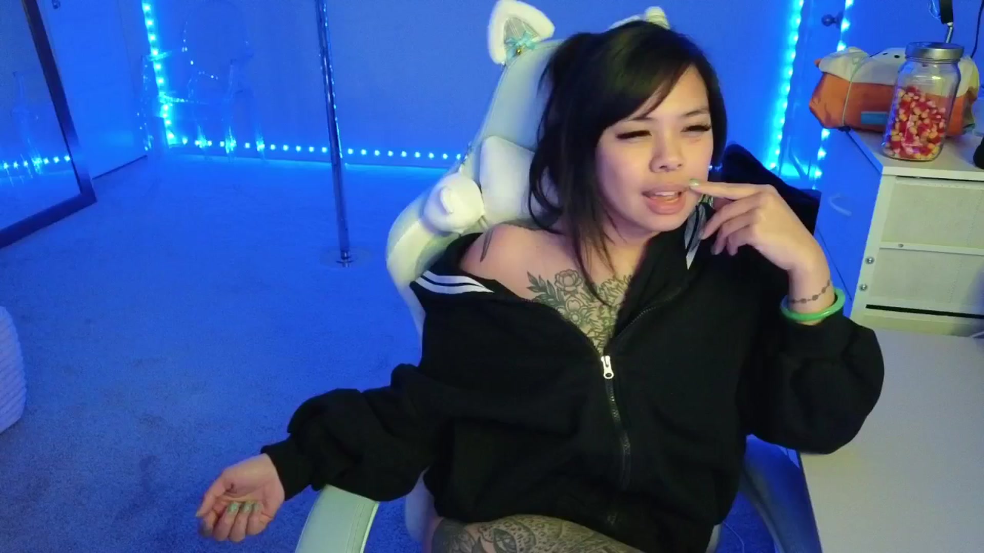 Gallery image thumbnail from dolllface's myfreecams stream on, 11/08/2025, 11:06 image 14 of 20