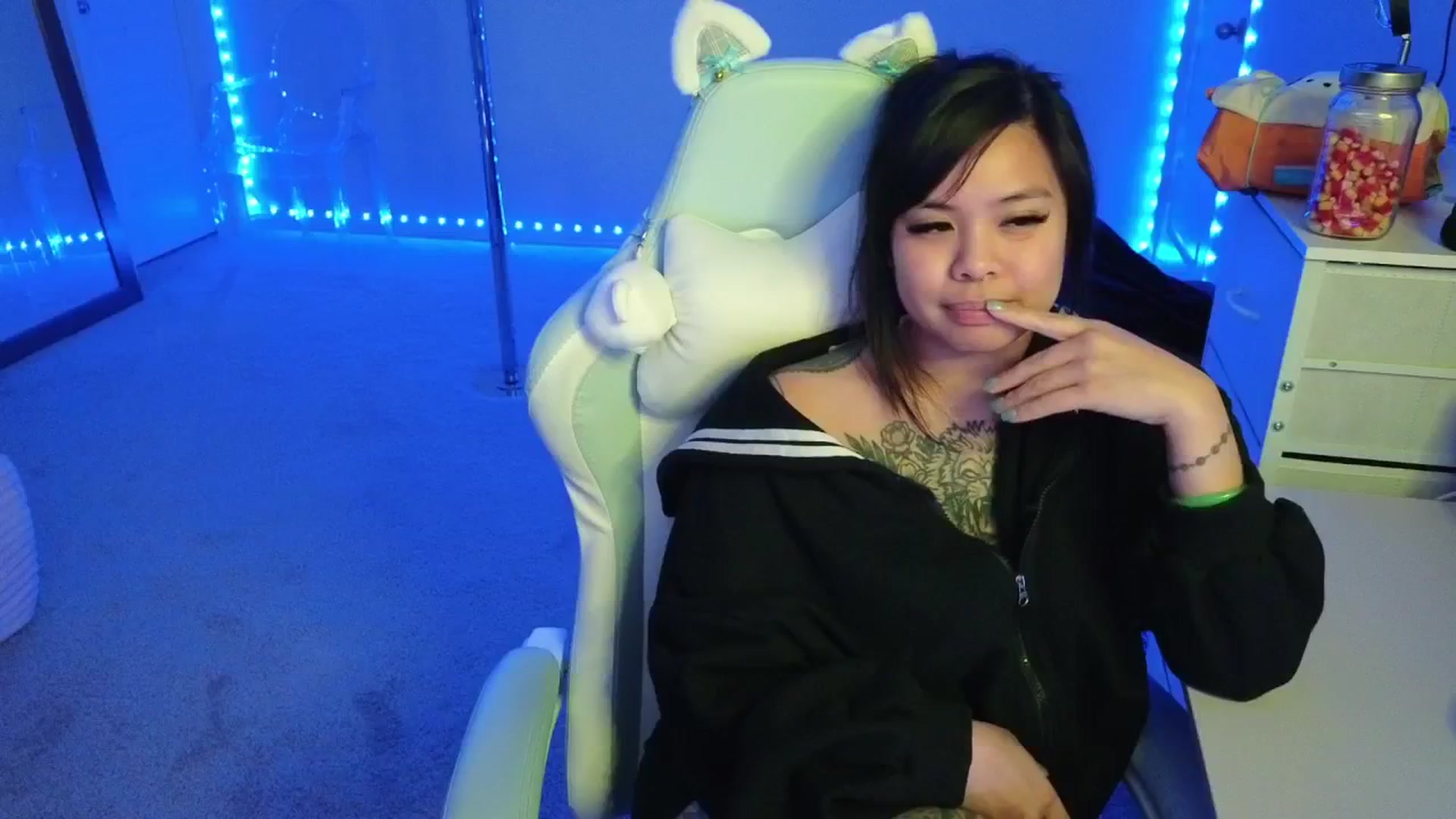 Gallery image thumbnail from dolllface's myfreecams stream on, 11/08/2025, 11:06 image 8 of 20