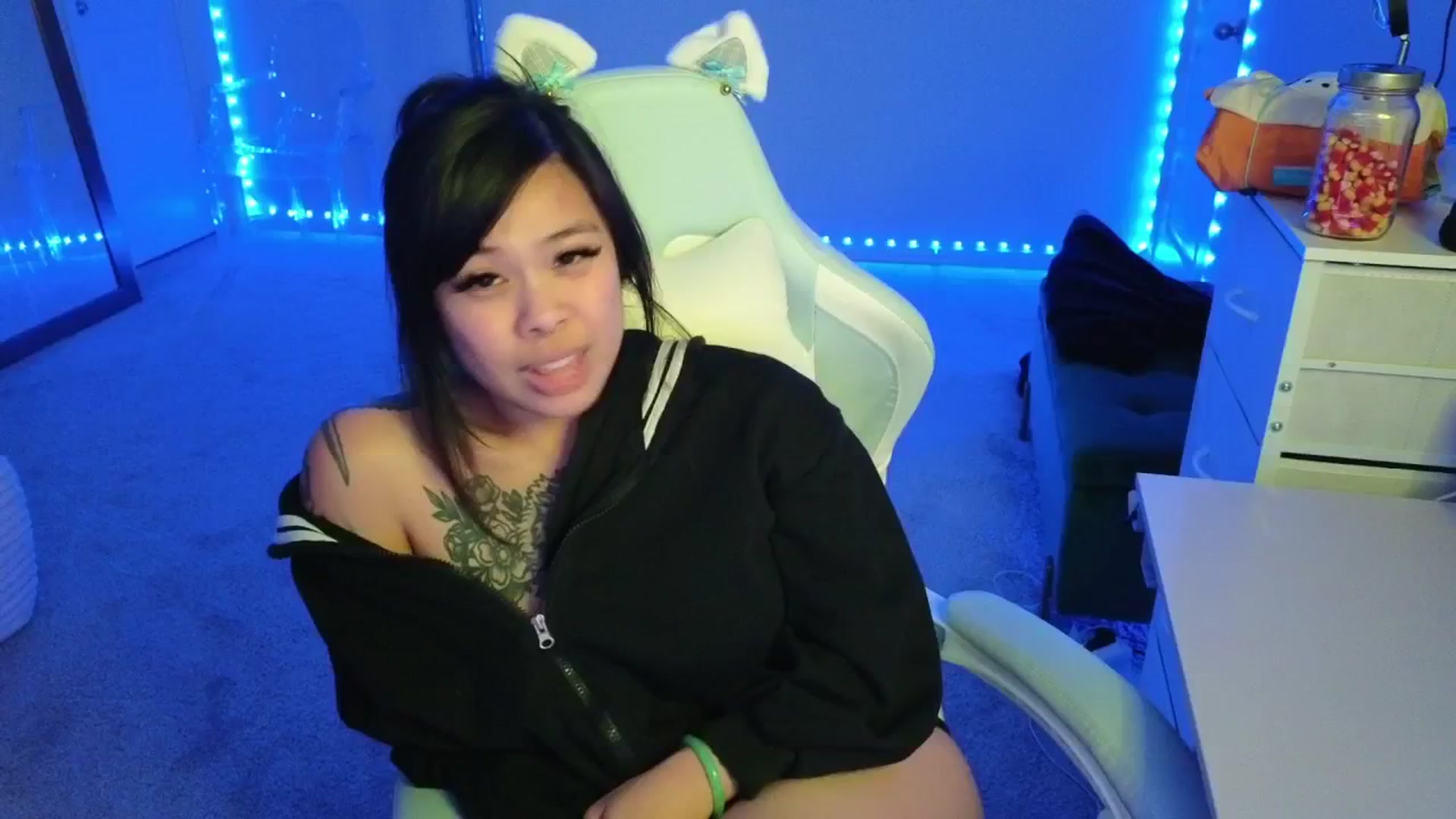 Gallery image thumbnail from dolllface's myfreecams stream on, 11/08/2025, 11:06 image 15 of 20