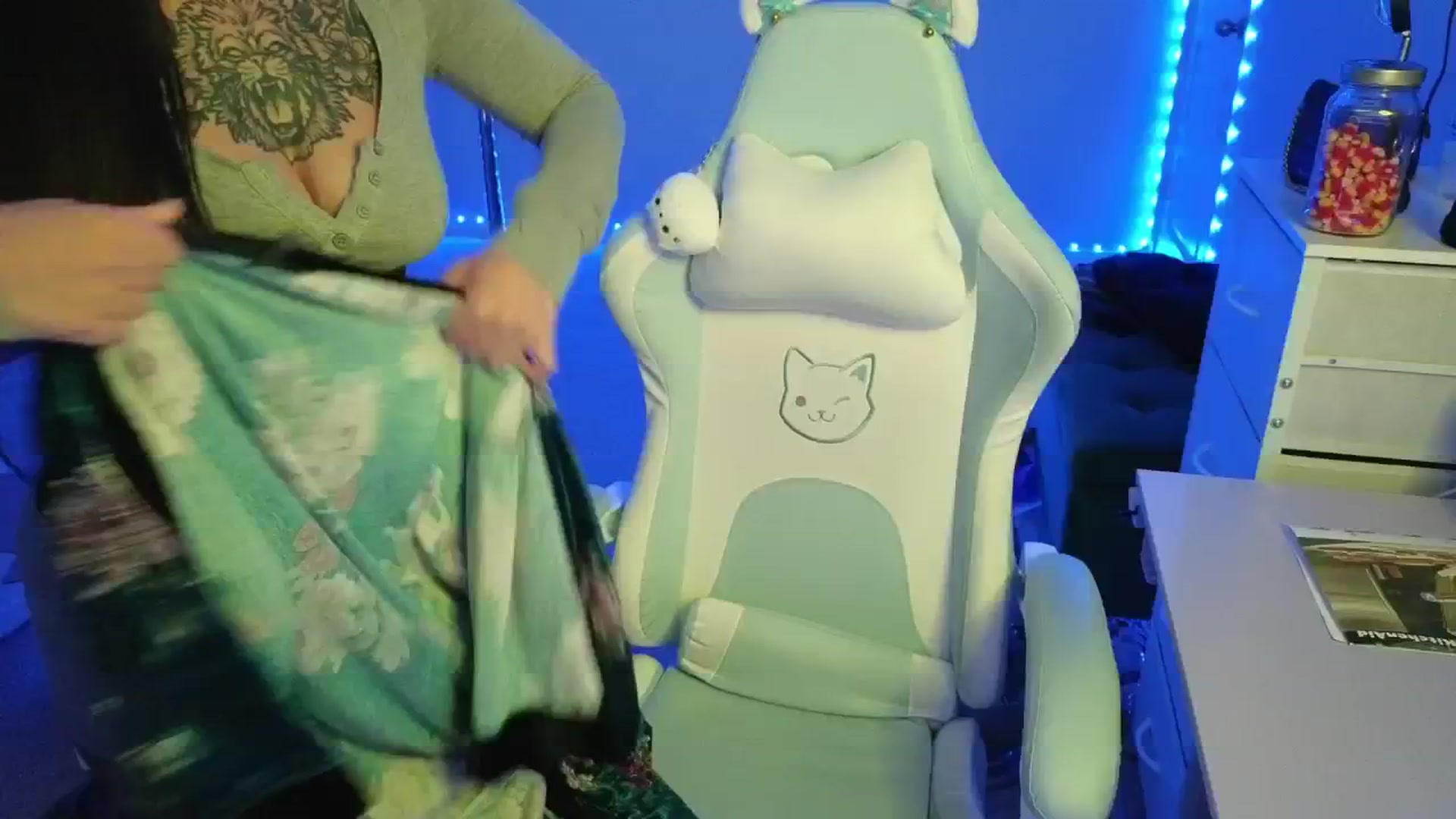 Gallery image thumbnail from dolllface's myfreecams stream on, 11/10/2025, 09:49 image 6 of 20