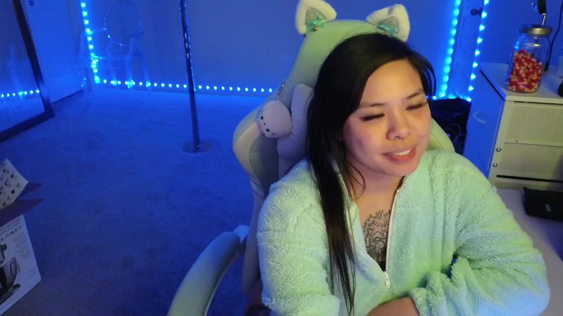 Gallery image thumbnail from dolllface's myfreecams stream on, 11/12/2025, 10:48 image 11 of 20