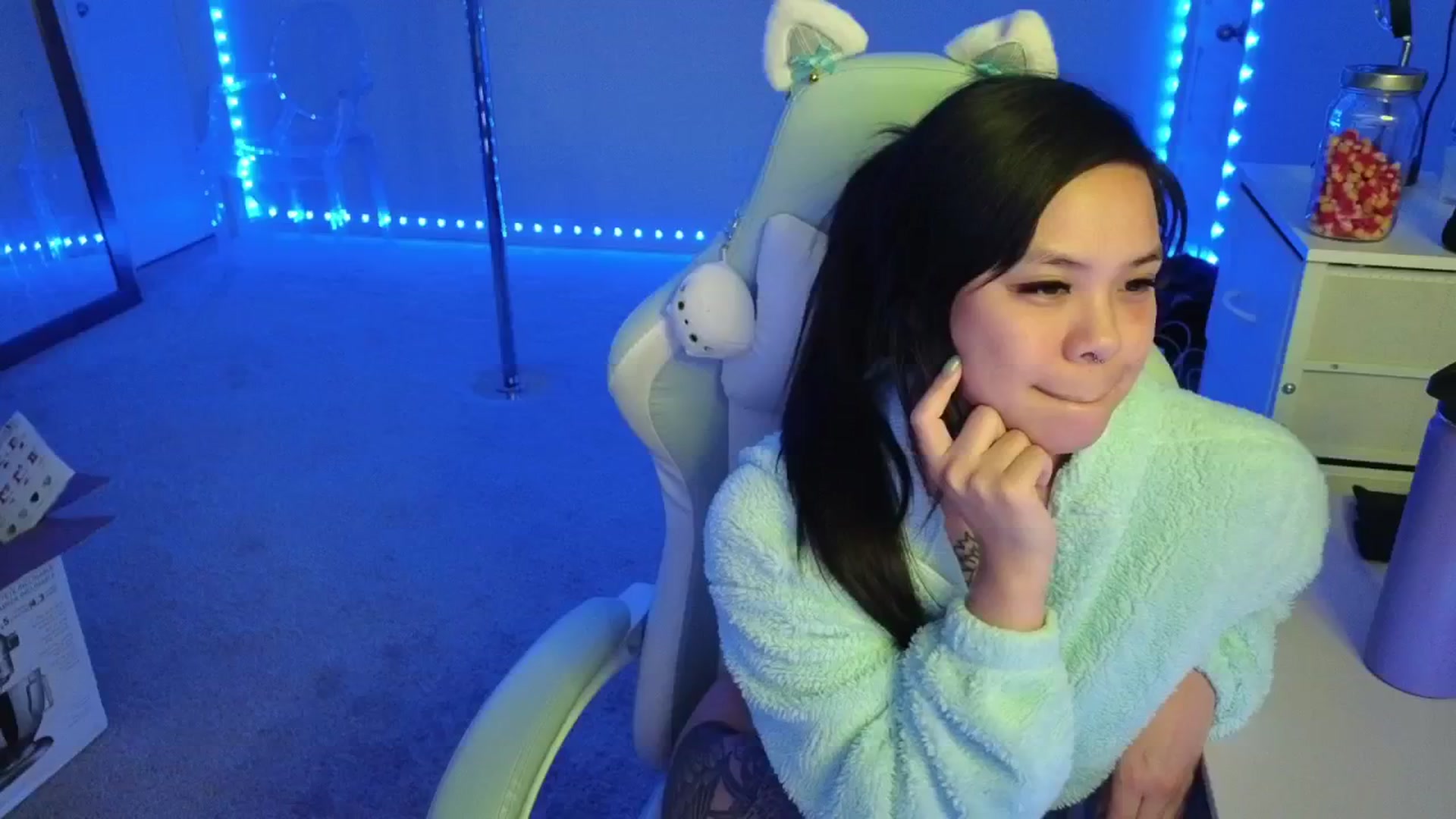 Gallery image thumbnail from dolllface's myfreecams stream on, 11/12/2025, 10:48 image 17 of 20