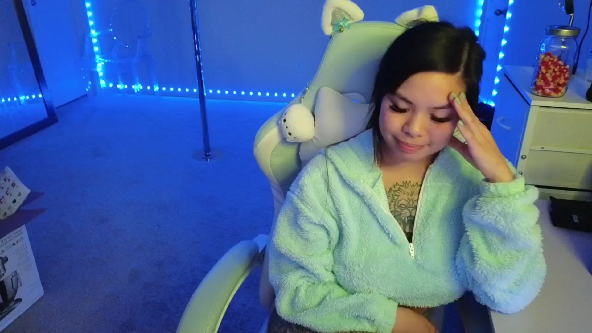 Gallery image thumbnail from dolllface's myfreecams stream on, 11/12/2025, 10:48 image 10 of 20