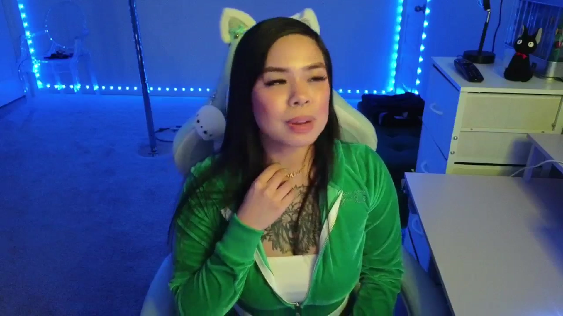 Gallery image thumbnail from dolllface's myfreecams stream on, 11/20/2025, 11:32 image 12 of 20
