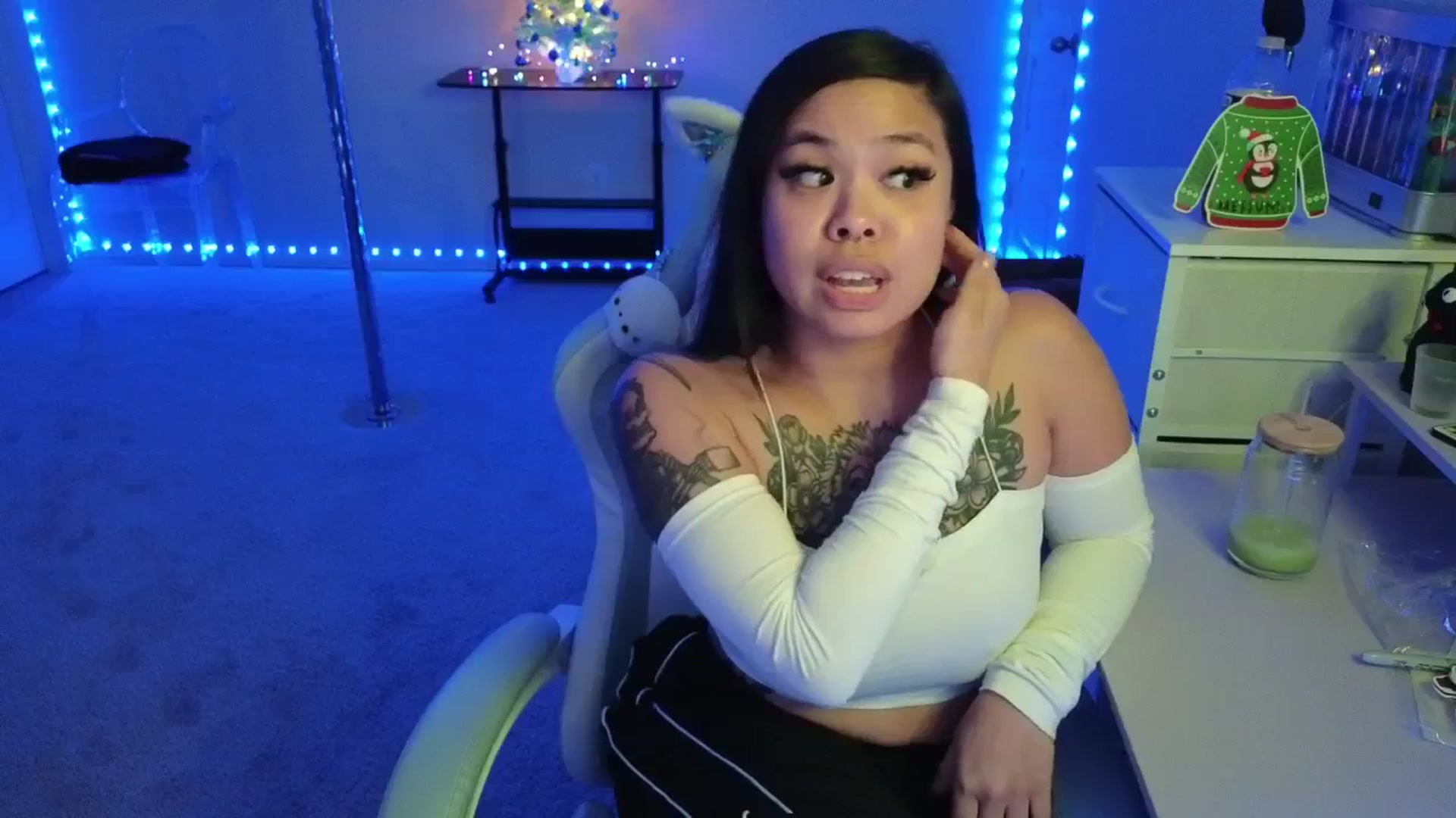 Gallery image thumbnail from dolllface's myfreecams stream on, 12/02/2025, 09:35 image 6 of 20