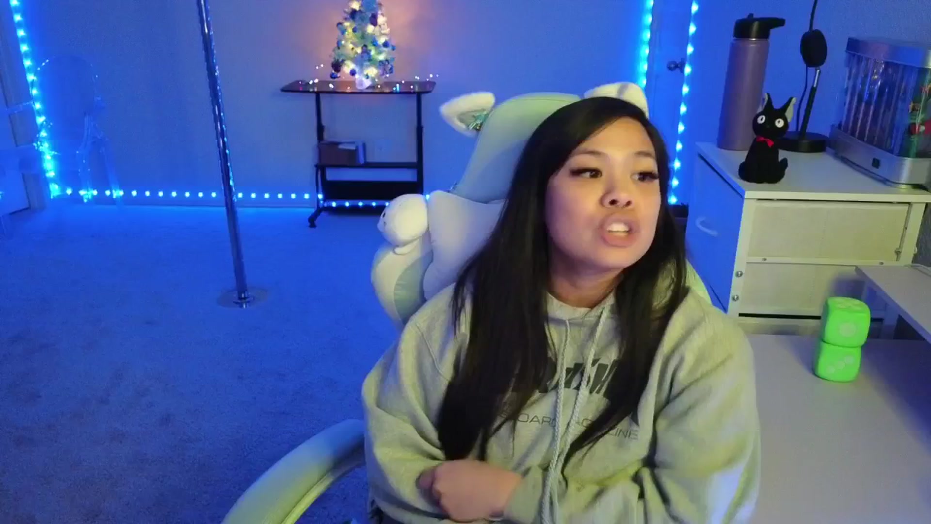 Gallery image thumbnail from dolllface's myfreecams stream on, 12/04/2025, 08:33 image 17 of 20