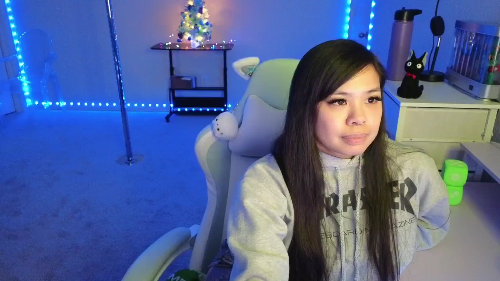 Gallery image thumbnail from dolllface's myfreecams stream on, 12/04/2025, 08:33 image 9 of 20