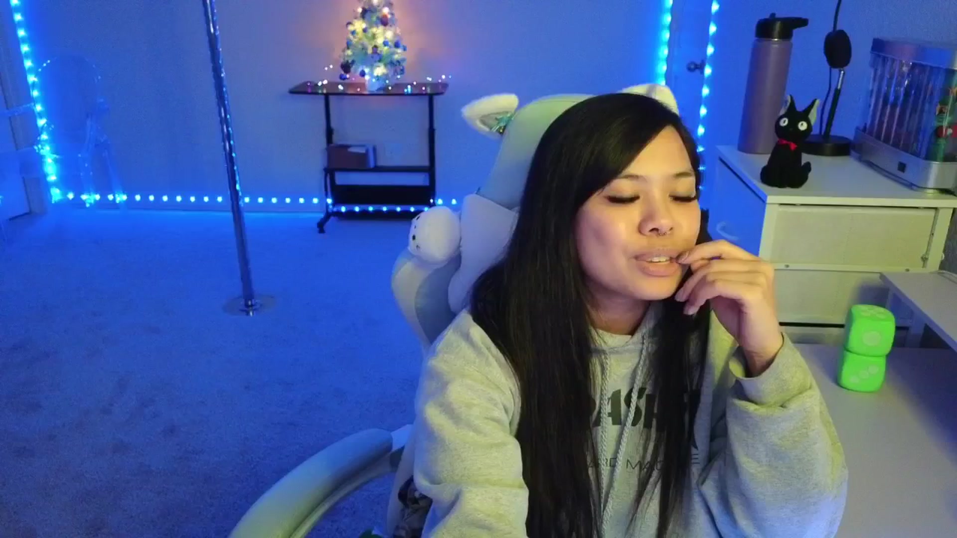 Gallery image thumbnail from dolllface's myfreecams stream on, 12/04/2025, 08:33 image 16 of 20
