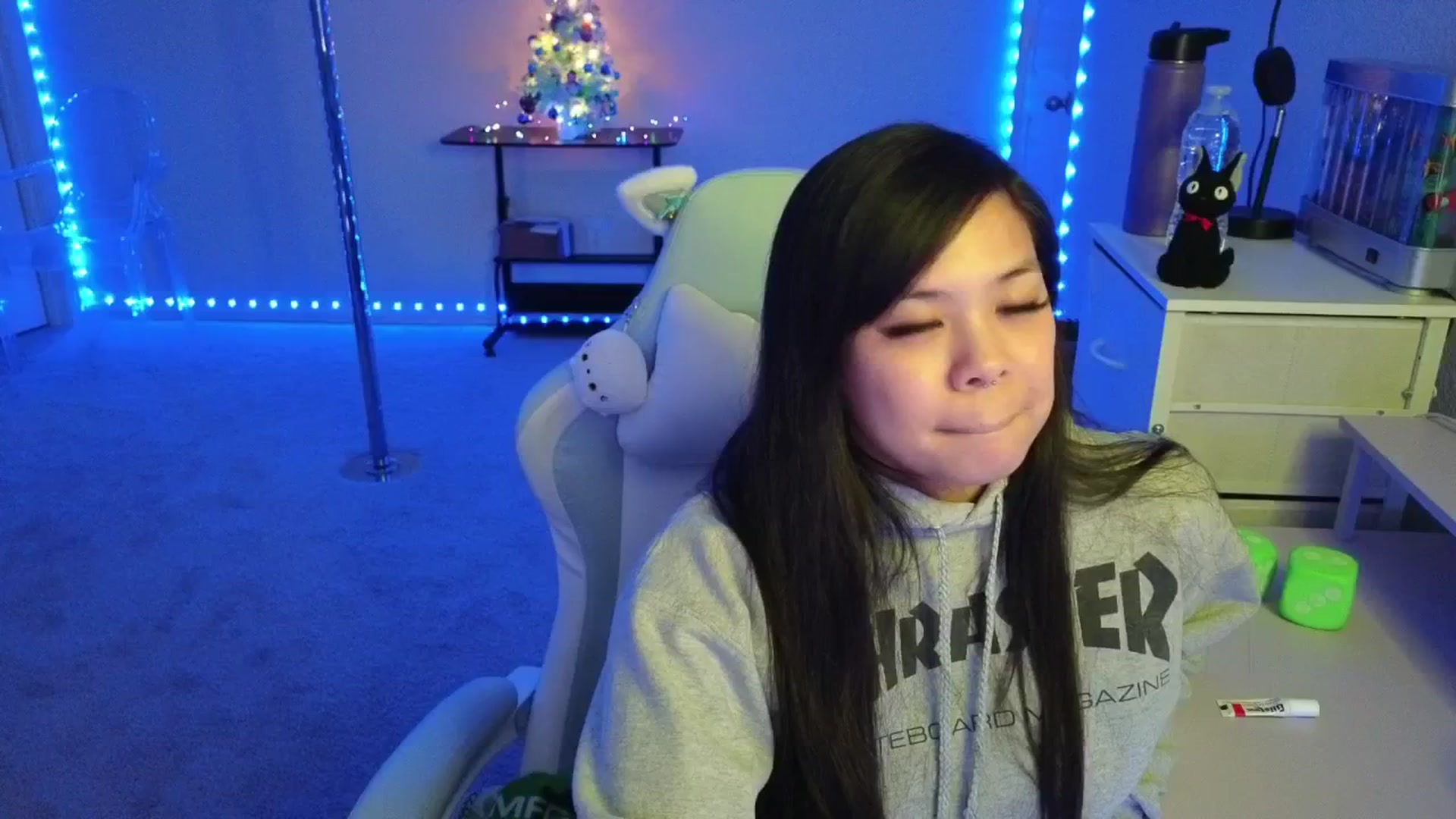 Gallery image thumbnail from dolllface's myfreecams stream on, 12/04/2025, 08:33 image 4 of 20
